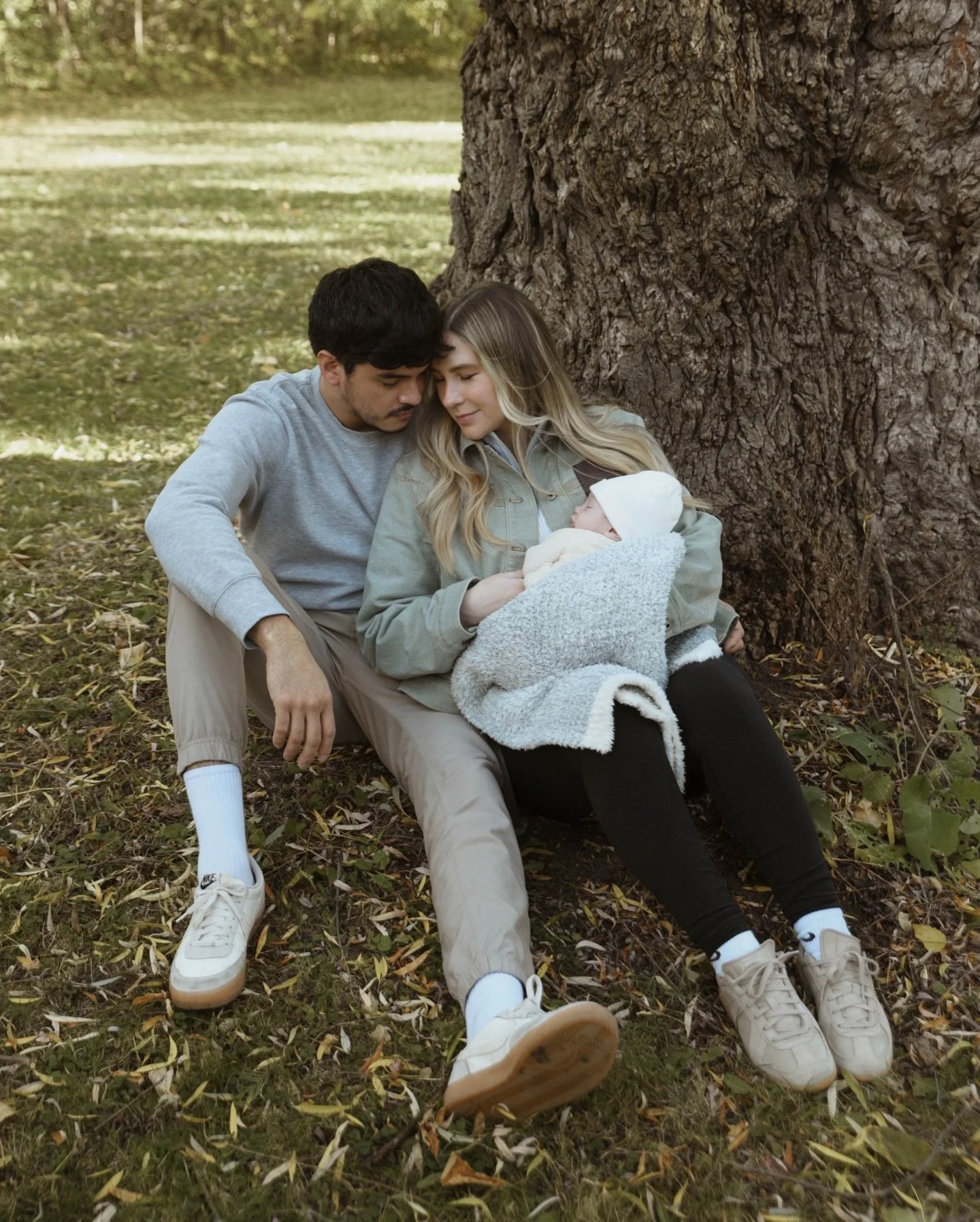 Enjoying the last bit of fall weather with this beautiful family. 

&bull;
&bull;
&bull;
&bull;
&bull;
&bull;
#torontoportraitphotographer #torontofamilyphotographer #torontophotographer #torontomaternityphotographer #mississaugamaternityphotographer