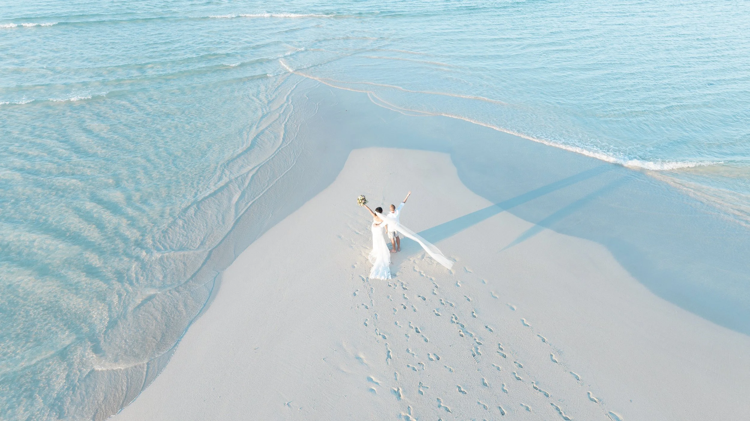 A couple elopement drone photo at turquoise bay photographd by drone operator Violeta J Brosig