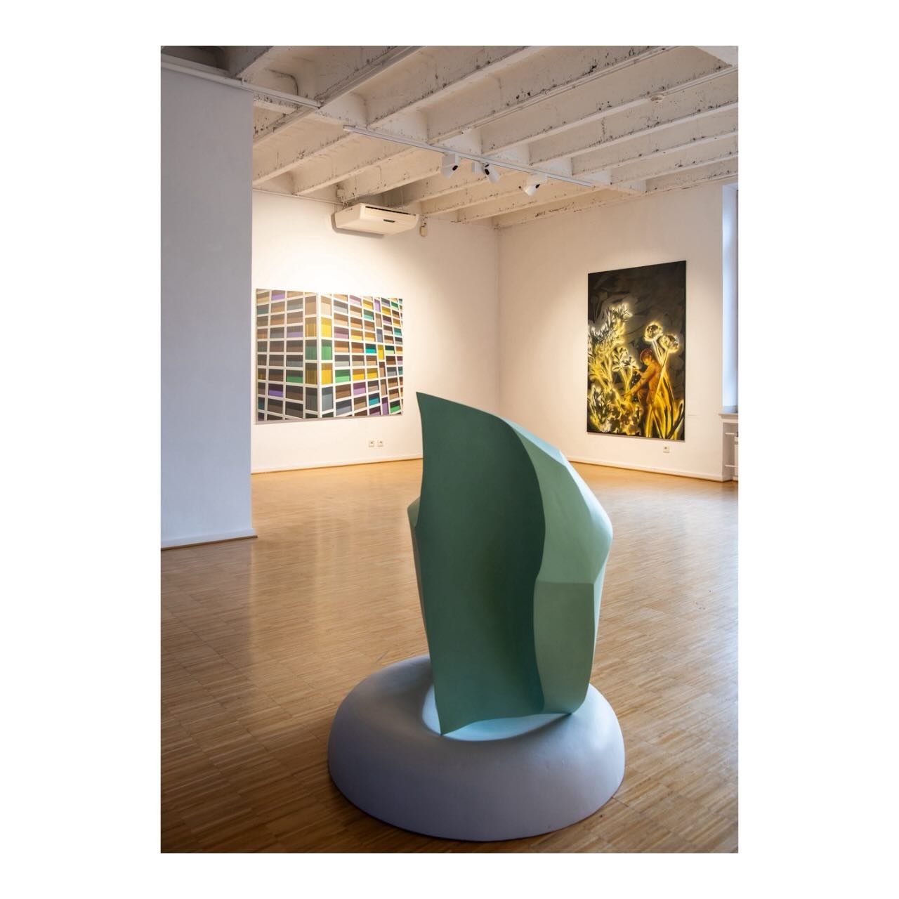 Einblicke in die Ausstellung Zwischen R&auml;umen von und mit @fotografiesmy 

Gezeigt werden Arbeiten von
@carola.eggeling 
@fotografiesmy 
@myriam.resch 
@marcvoncriegern 

🗓️ Ausstellungsdauer bis Ende April 2026
⏰ &Ouml;ffnungszeiten: mittwochs 