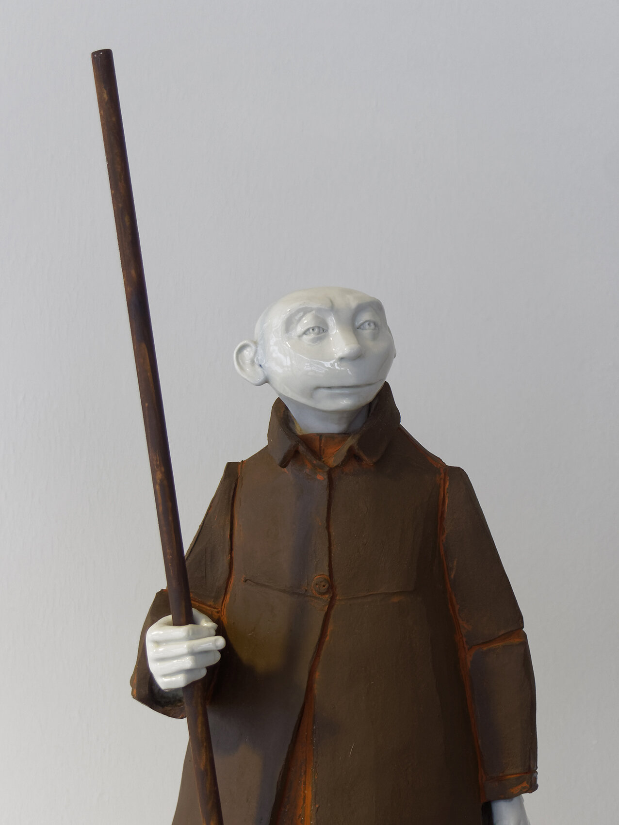 Figur »Christopheros«, 2016,&nbsp;Porzellan, glasiert, schwarzer Ton, Terrakotta, Engobe, Holz, Höhe 54 cm