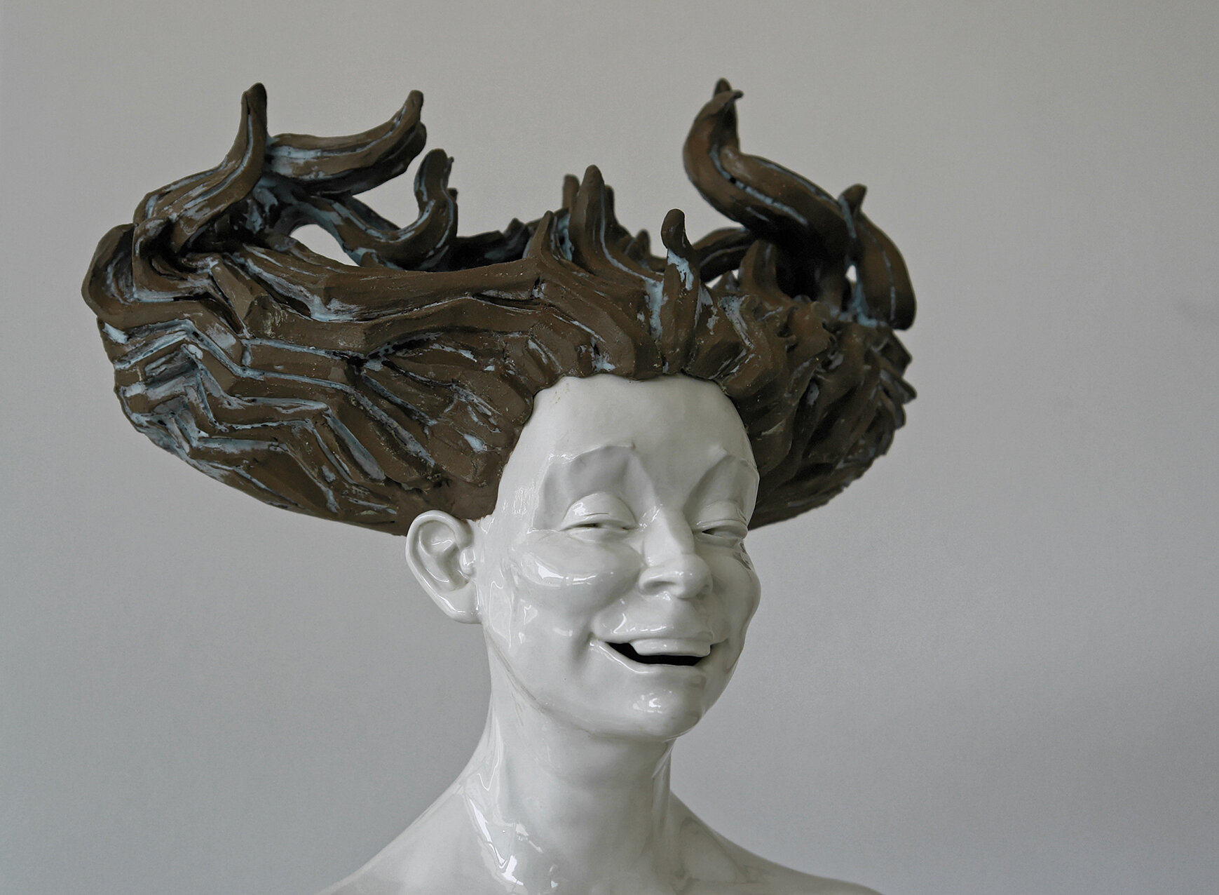 Büste »Dasha«, 2015,&nbsp;Porzellan, glasiert, schwarzer Ton, Engoben, Höhe 37 cm