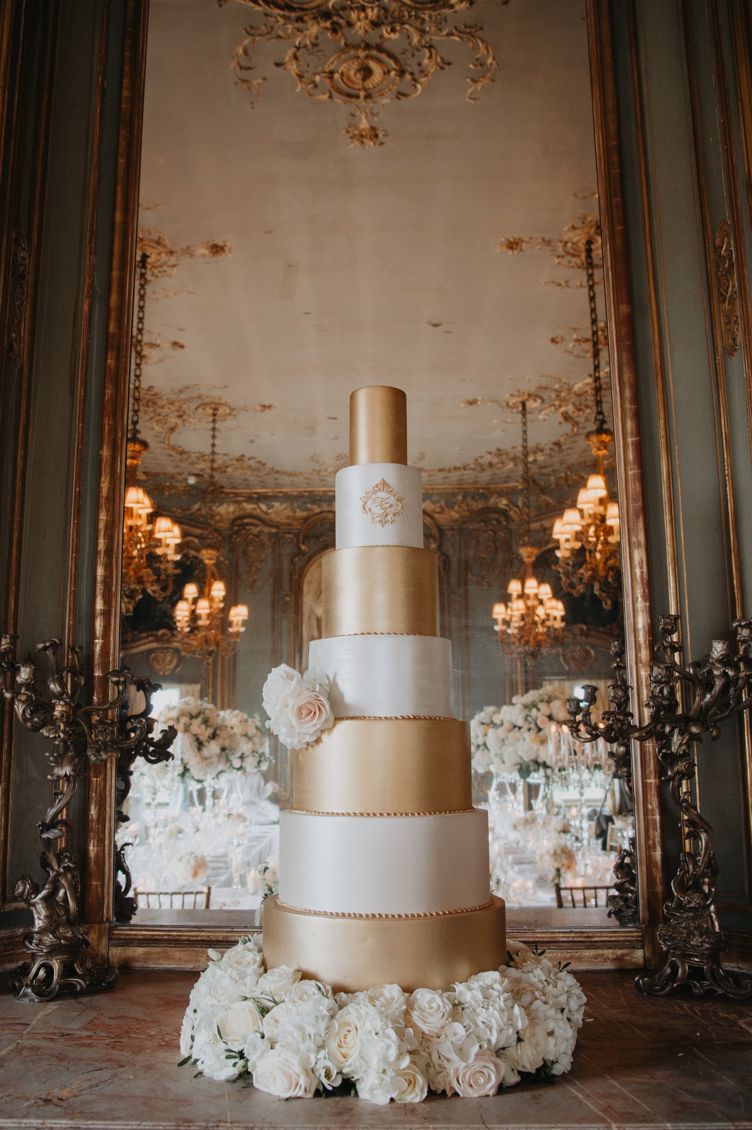 White and gold statement wedding cake.jpg
