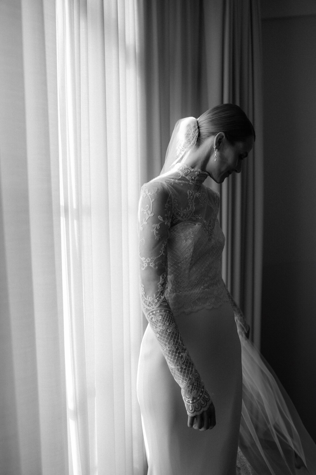 A THOUGHTFUL MOMENT // of my beautiful Danish bride AM in her suite at Claridge's, moments before departing for her wedding ceremony at the iconic Grosvenor Chapel. Captured so beautifully by the amazing @rebeccareesphotography.
.
Design and planning