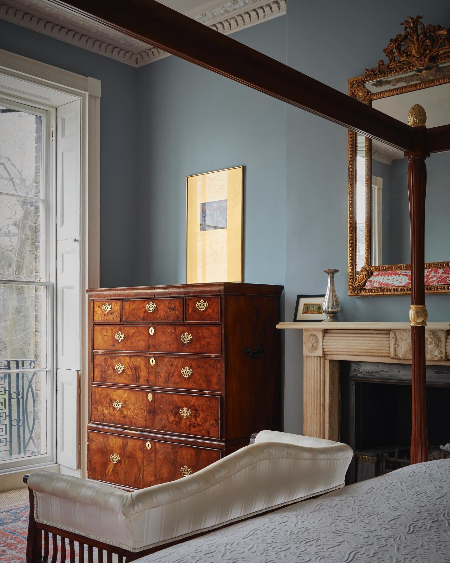 Bedroom drama by @harriets_studio 

#interiors #bonechinablue #littlegreene #antiques #harrietsstudio