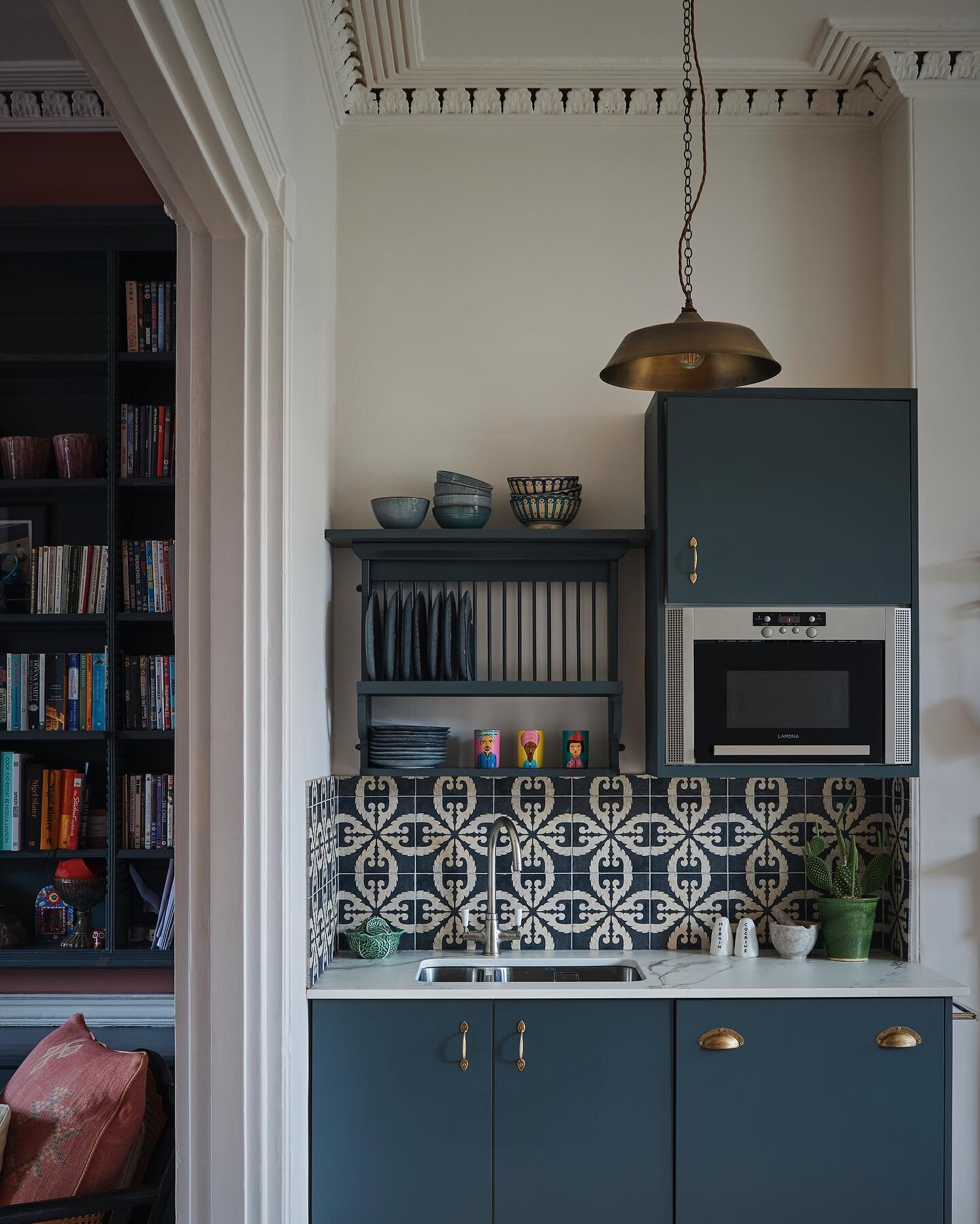 Summer kitchen vibes by @harriets_studio 

Tiles by @firedearthuk 
Cabinets in &lsquo;Downpipe&rsquo; by @farrowandball 
Pendant by @jimlawrencemade 
Kitchen Handles by @jimlawrencemade 

Photography by @edmund_dabney 

#interiors #openplanliving #do