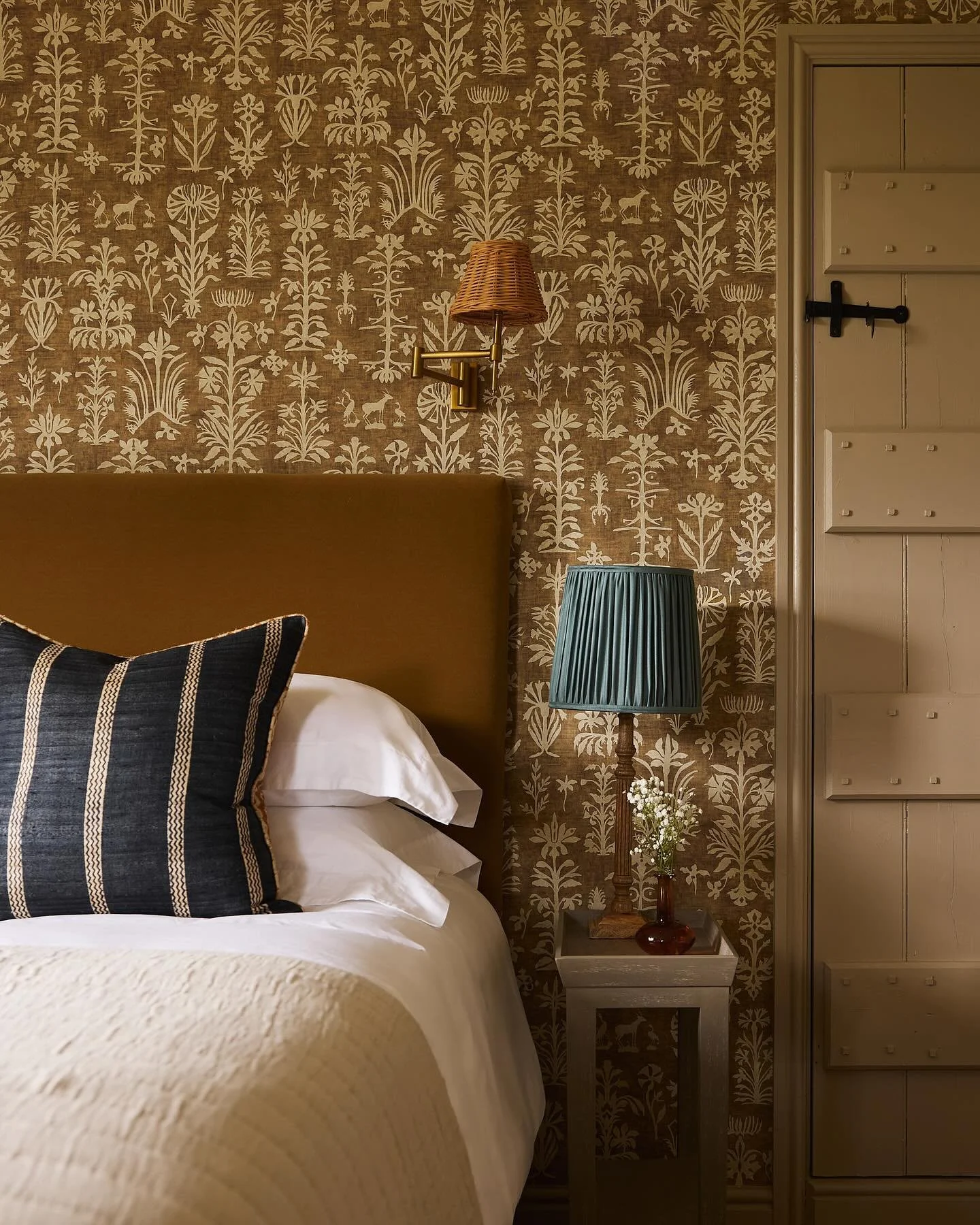 My cosy cottage embraces browns in all its forms 🍄&zwj;🟫🌰🐻🍂

Photography by @boz_gagovski 

#interiors #cotswoldscottage #brownaesthetic #brownisaneutral