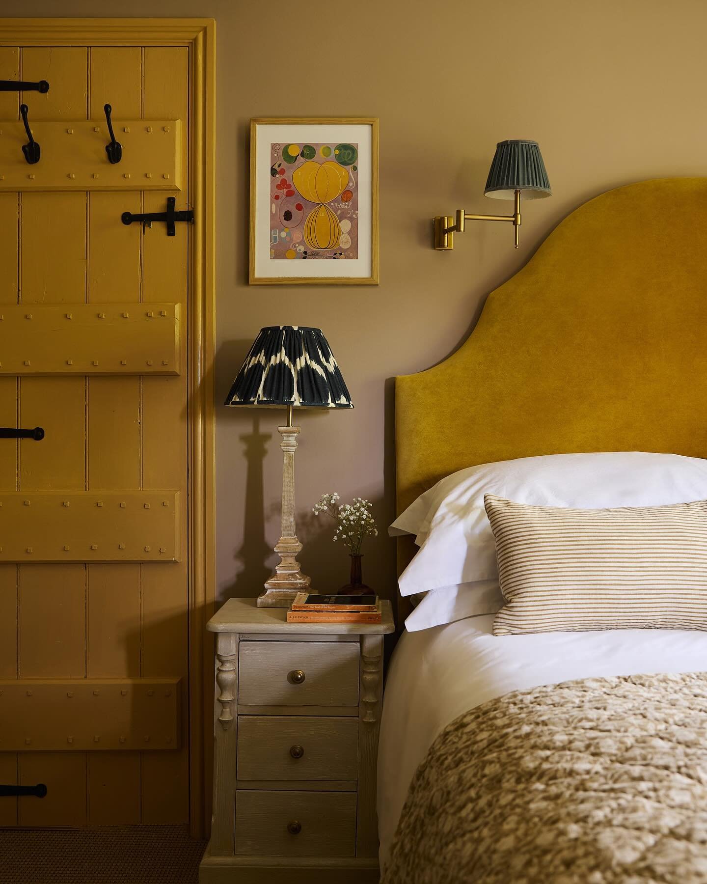 Warm ochre makes for a bedroom you can&rsquo;t wait to get into.  Like a big hug. 

Photography by @boz_gagovski 

Walls in &lsquo;Dead Salmon&rsquo; by @farrowandball 
Woodwork in &lsquo;Trumpington&rsquo; by @edwardbulmerpaint 
Headboard in &lsquo;