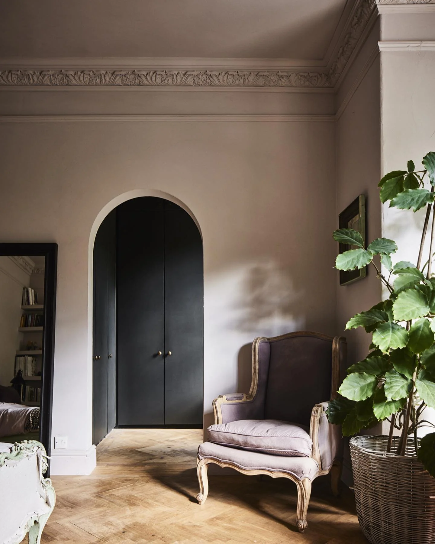 &lsquo;Back to Black&rsquo; - Amy Winehouse 🎶 @inigo.house 

#wonderfulhouse #backtoblack #interiors #powerofpalette