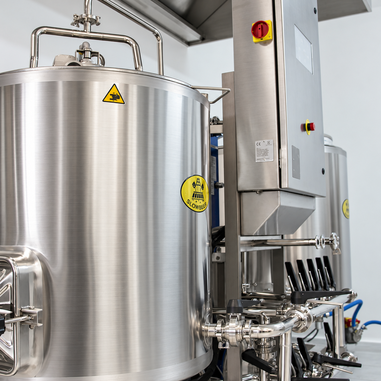 Equipamiento cervecero Slowbeer en acero inoxidable.png