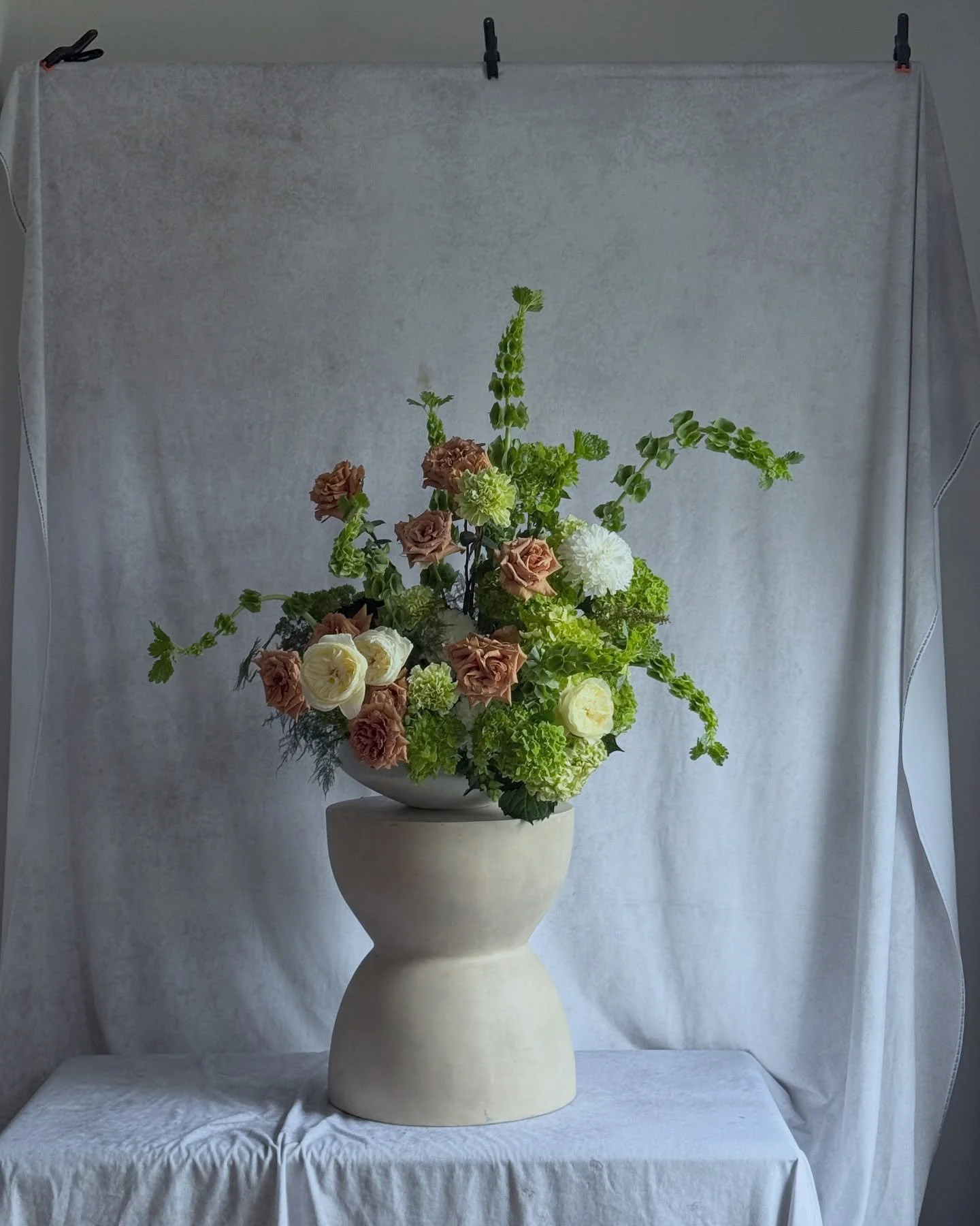 I wouldn&rsquo;t be mad if chartreuse were the next Pantone color of the year. Lately, I&rsquo;m loving it as a punchy modern vibey element paired with all sorts of colors. (Taupe and white in this case!) 

Now booking for 2026 and have just a few mo