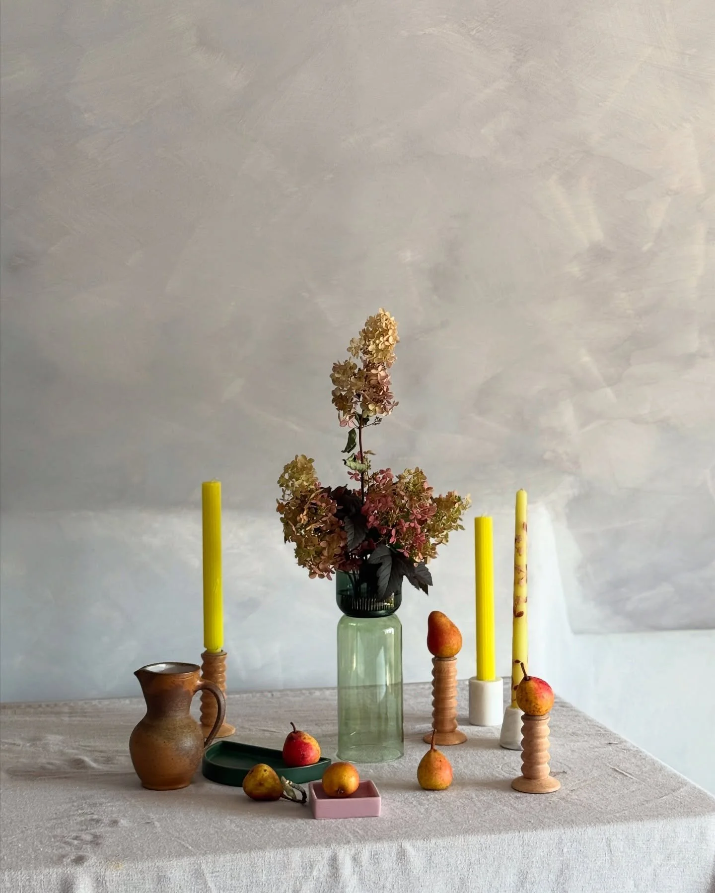 A very happy late summer holiday weekend to you! And of course if this sort of meticulously composed floral art is just what you need, you know where to find me, friends. 

Greetings brought by my neighborhood gleanings, antiqued hydrangea and pears 