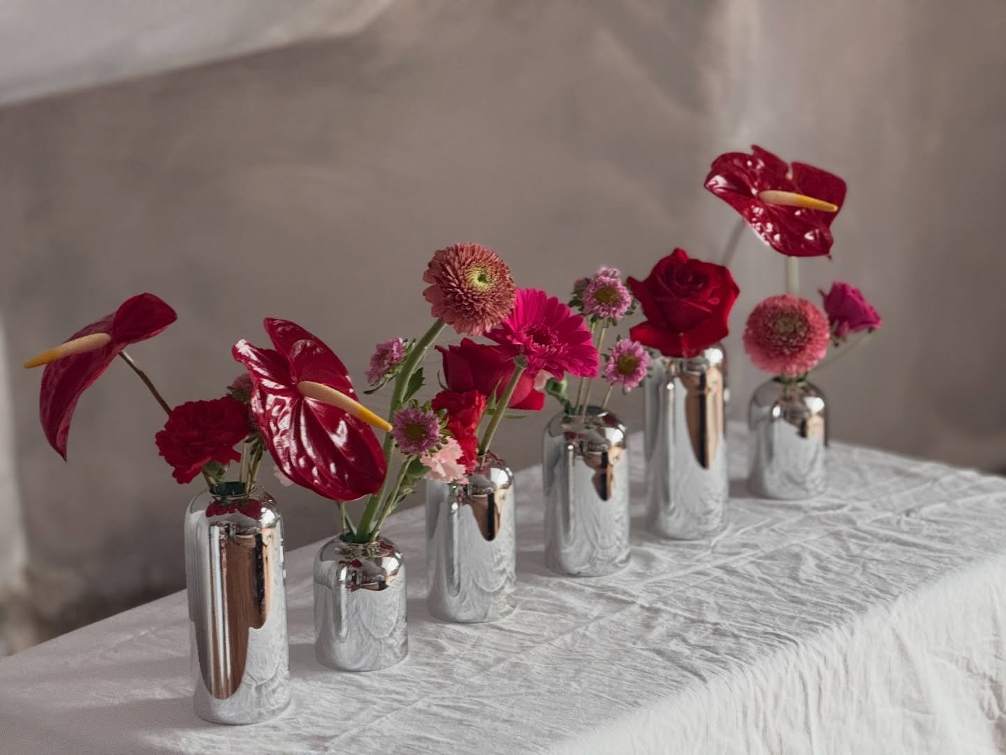 Je souffre d&rsquo;un vrai coup de c&oelig;ur pour le chrome&hearts;️&hearts;️&hearts;️ 

Falling hard for chrome lately. Who wants to play? 

Brand activation. Set design. Wedding florist. Avant garde weddings. Ohio and Pennsylvania florist. Destina