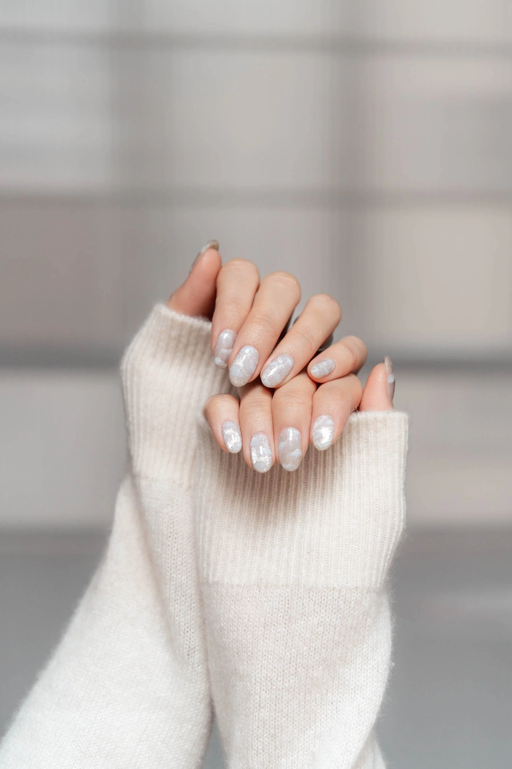 becoming-carmen-pantone-colour-of-the-year-2016-cloud-dancer-white-manicure-nails