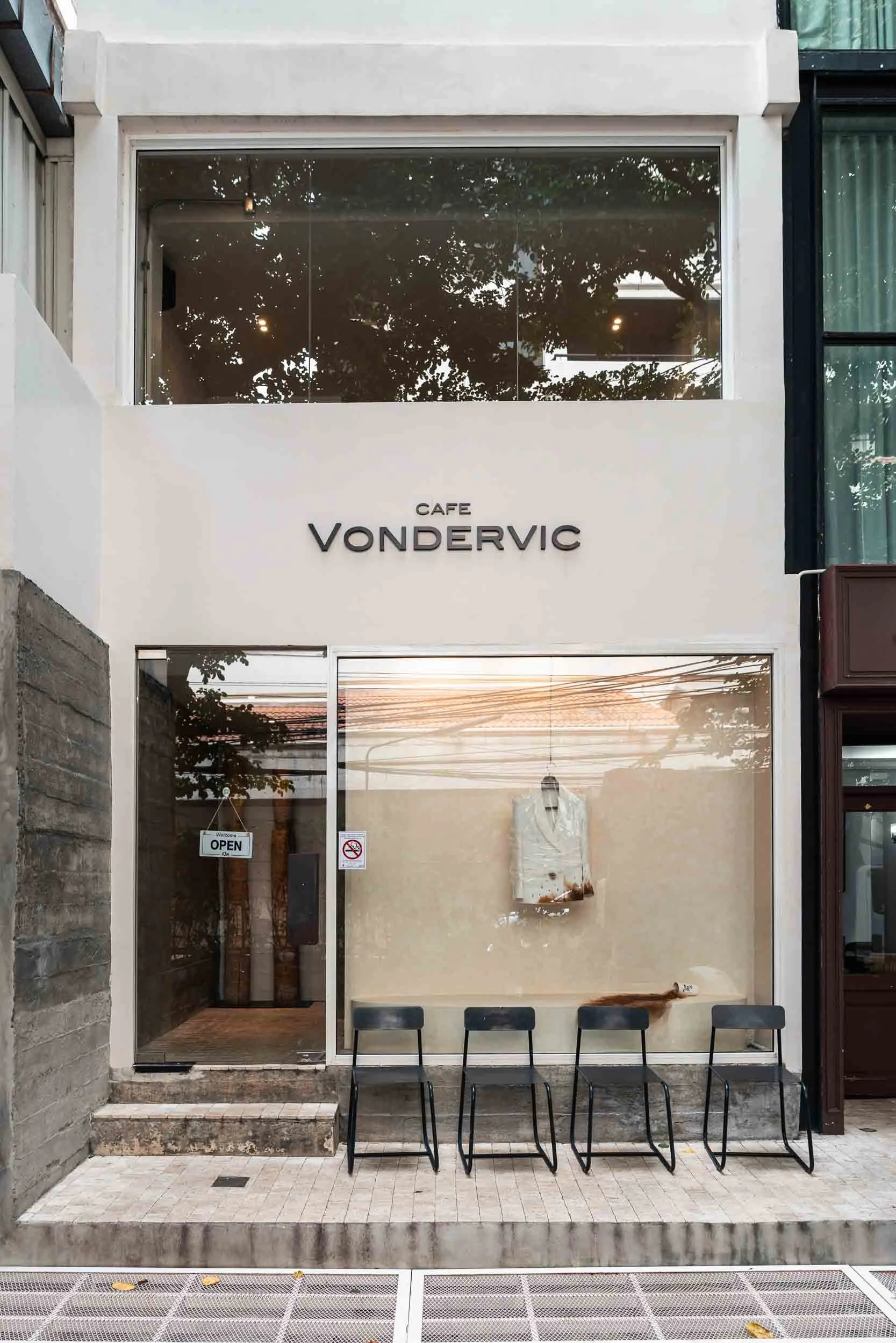 Cafe Vondervic in Ari, Bangkok, Thailand, captured by Becoming Carmen