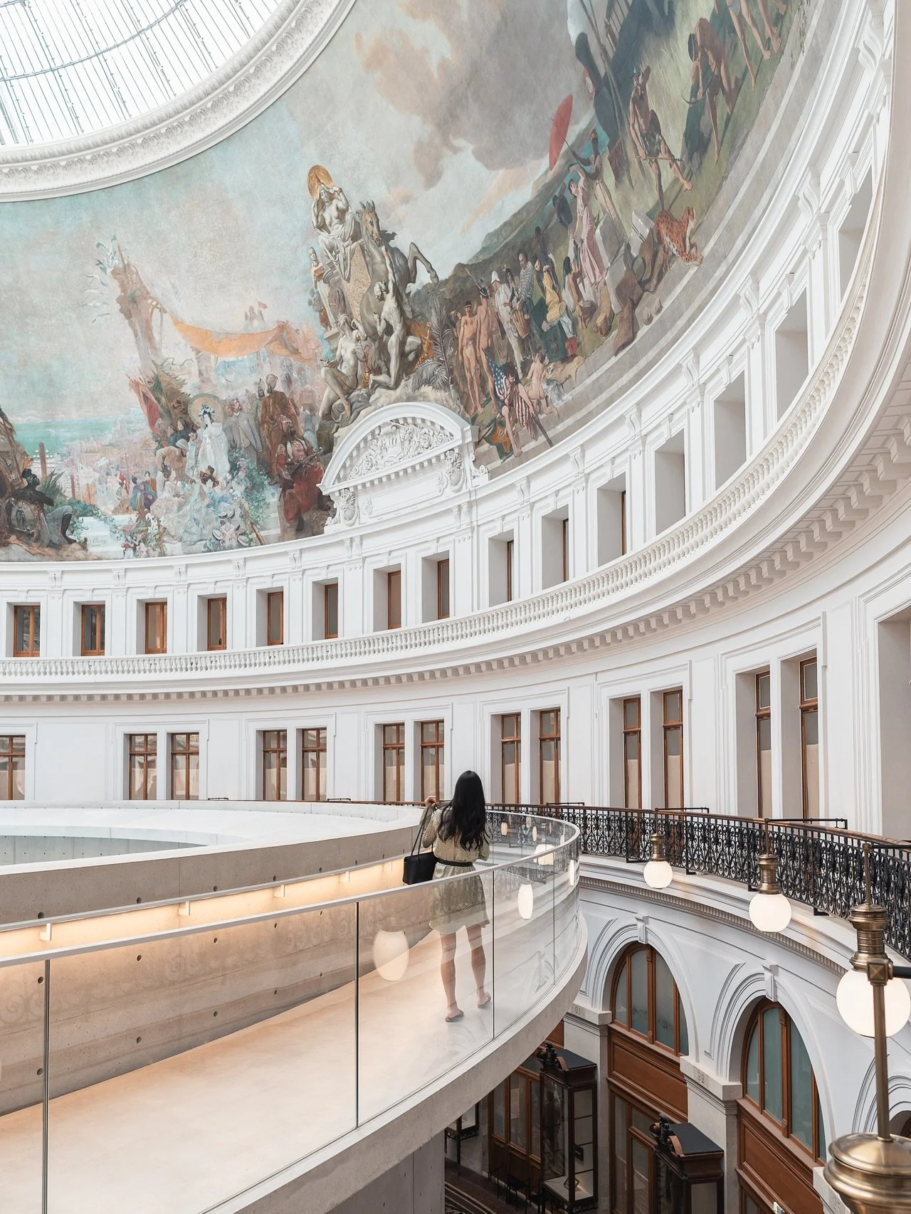Finally ticked @boursedecommerce off my list of museums in Paris!

This summer, clinamen by @celesteboursiermougenot reimagined the building as a canvas for a poetic choreography. 🥣 The ever-changing installation featuring nothing but white ceramic 
