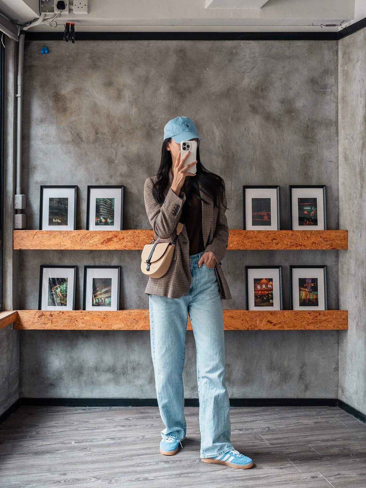 Switching up autumn layers with the Spl&auml;sh Half Moon in dreamy latte 🍂🤎 The crossbody&rsquo;s become my new go-to for running errands before switching into a clutch for that effortless dinner-to-drinks look. Plus it has all the utilitarian det