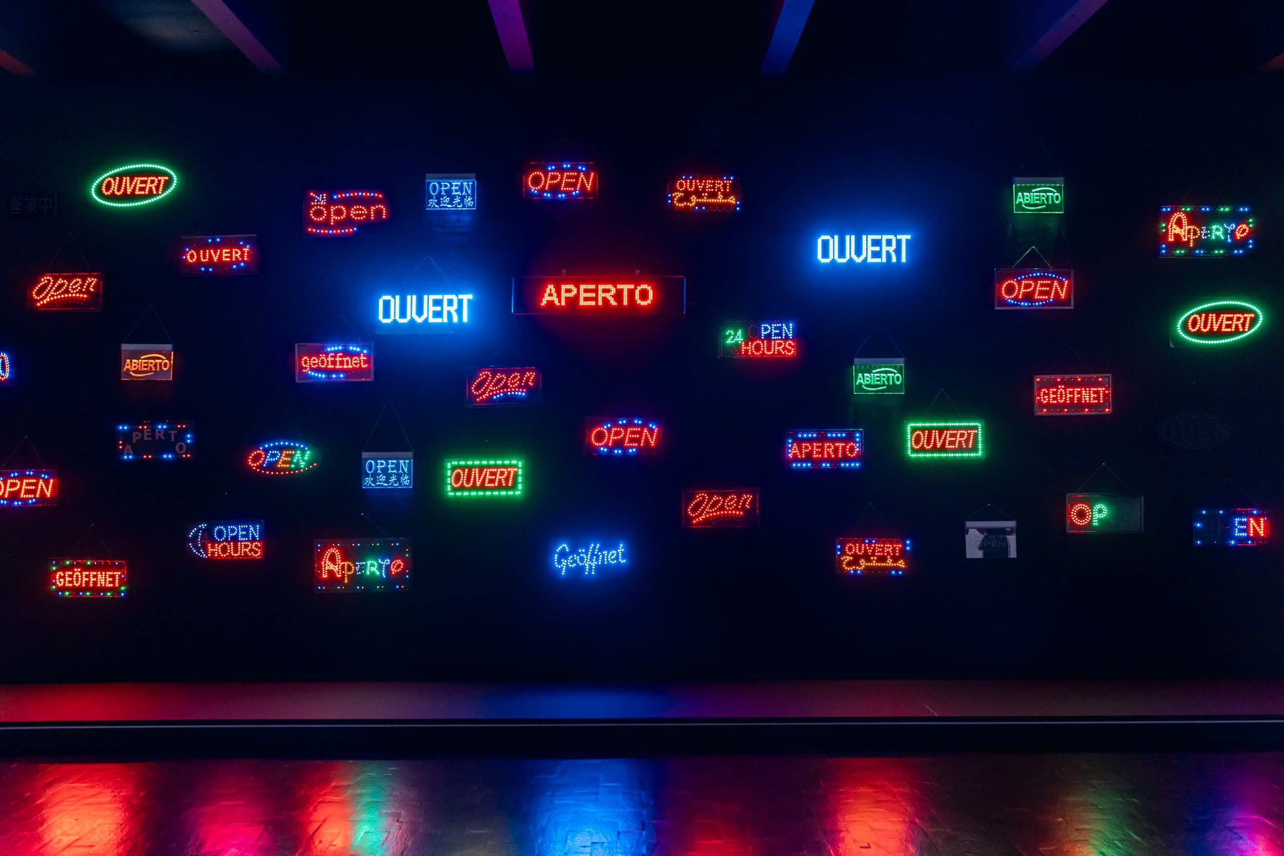 becoming-carmen-travel-france-lille-tripostal-pom-pom-pidou-art-exhibition-pascale-marthine-tayou-open-wall-neon-light