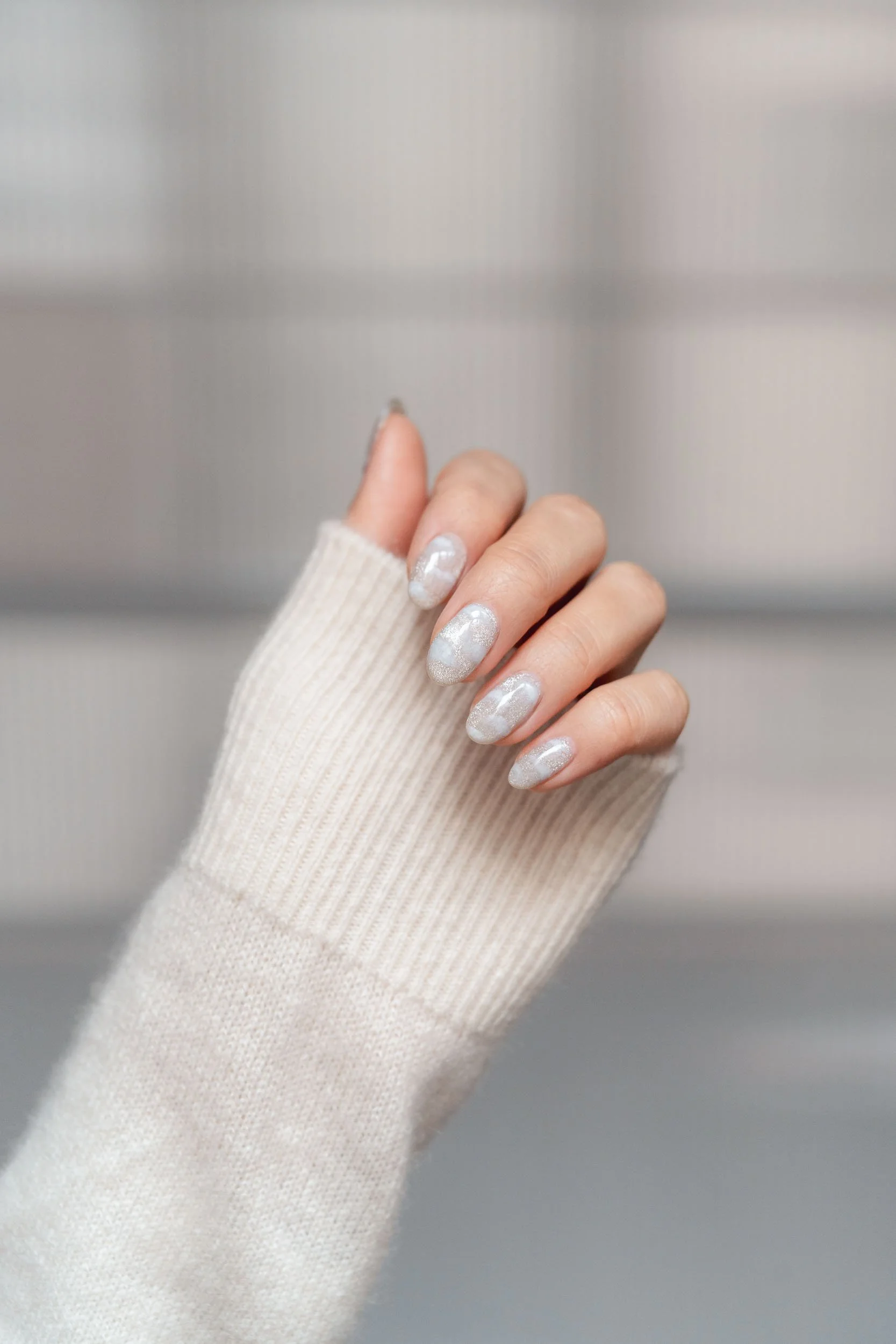 becoming-carmen-pantone-colour-of-the-year-2016-cloud-dancer-white-manicure-nails