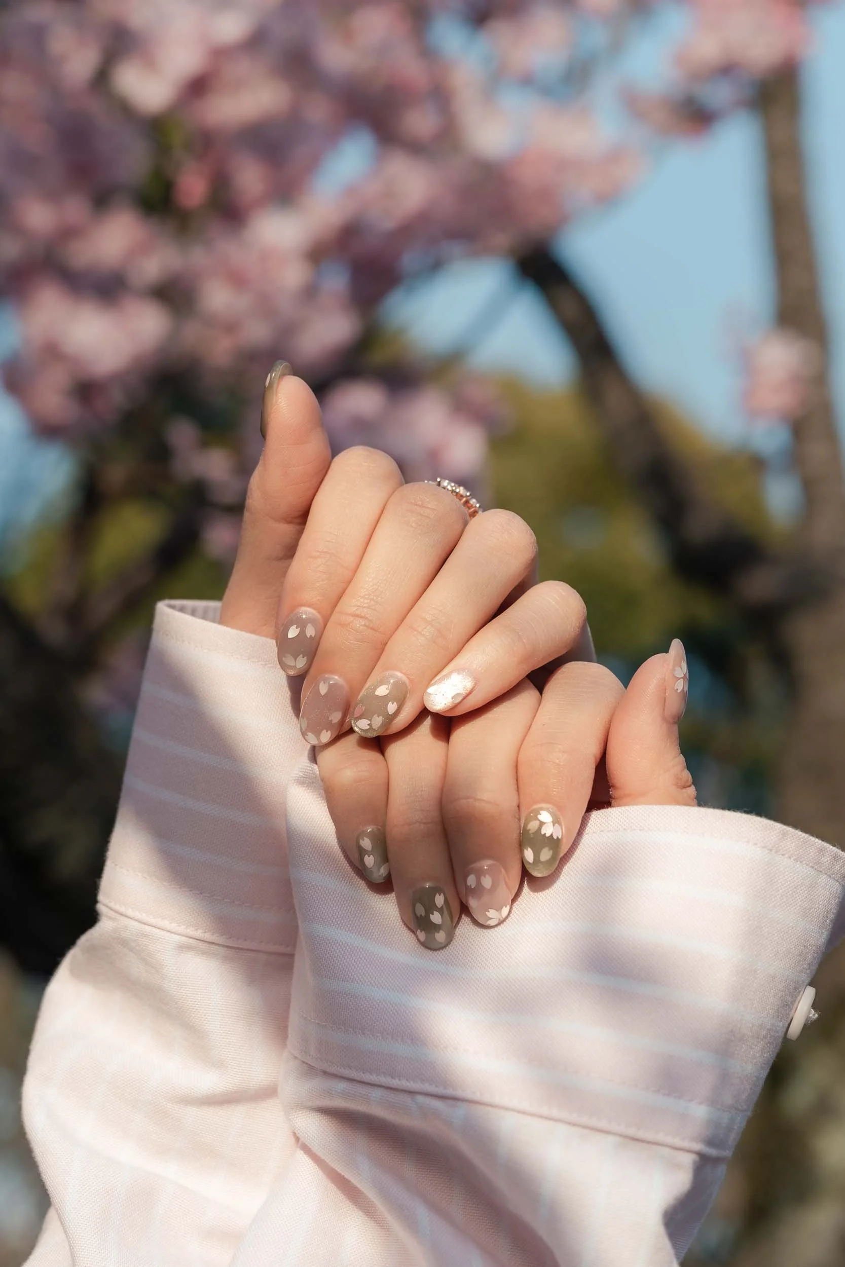 becoming-carmen-green-pink-cherry-blossom-sakura-spring-manicure-nails