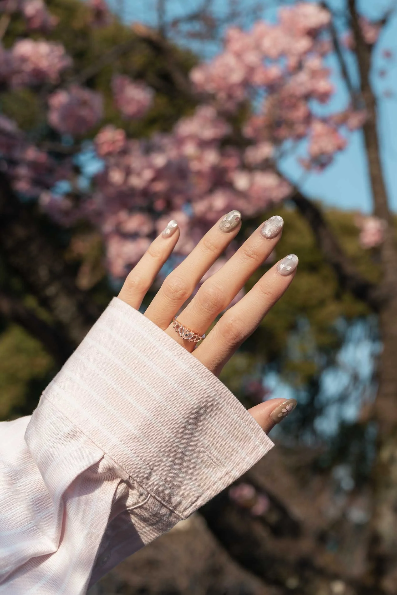 becoming-carmen-green-pink-cherry-blossom-sakura-spring-manicure-nails