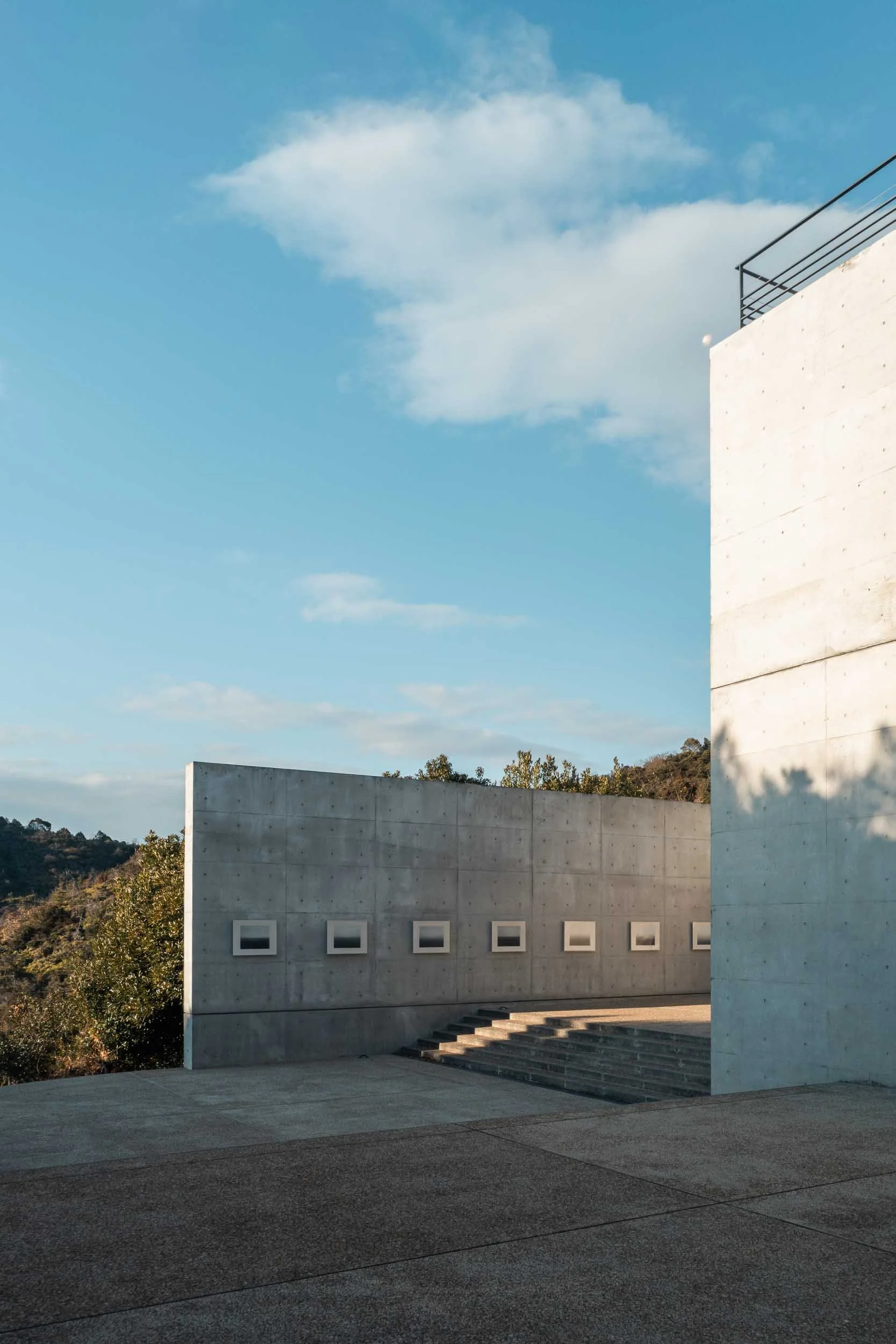 becoming-carmen-travel-guide-japan-naoshima-island-benesse-house-museum-hiroshi-sugimoto-seascapes