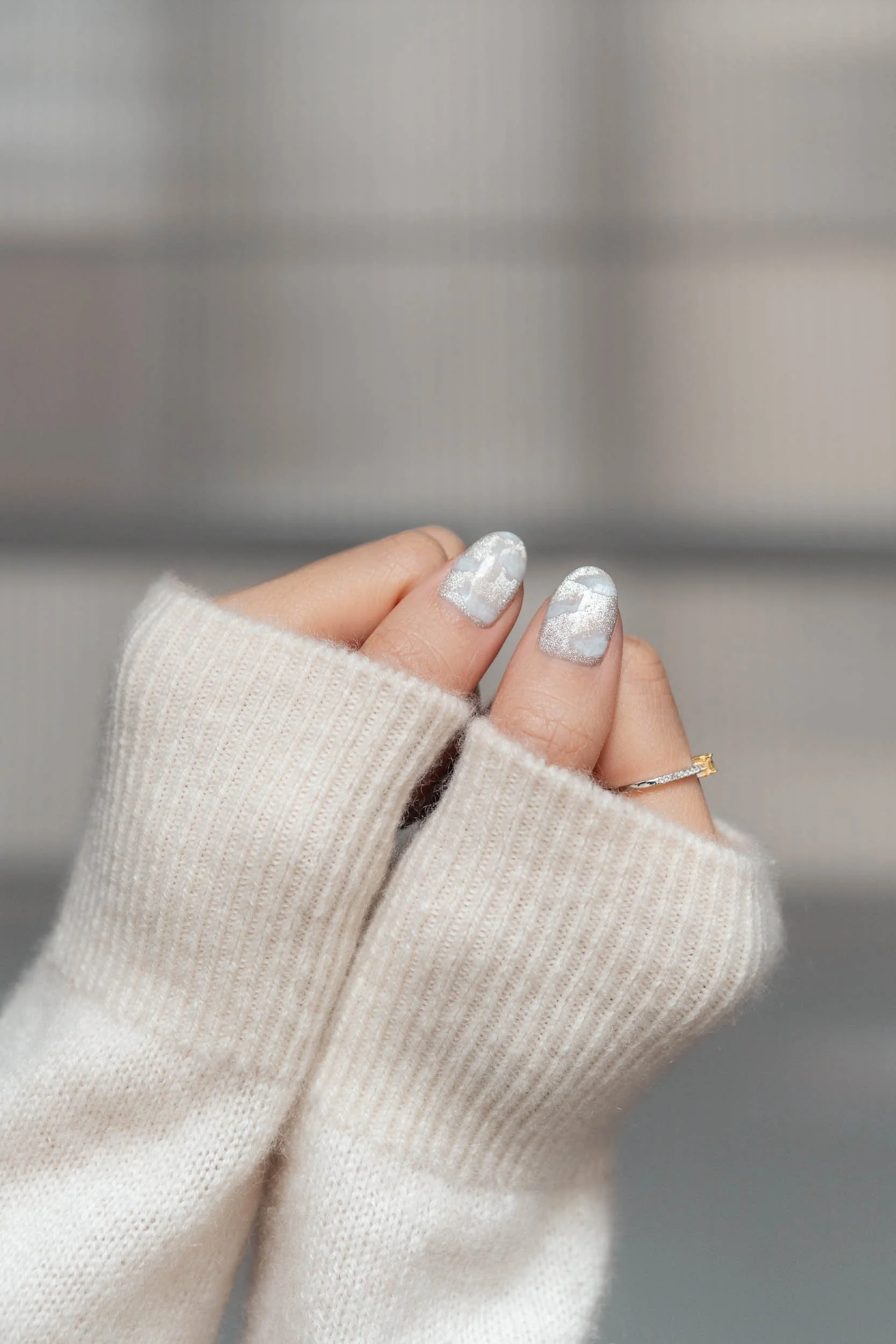 becoming-carmen-pantone-colour-of-the-year-2016-cloud-dancer-white-manicure-nails