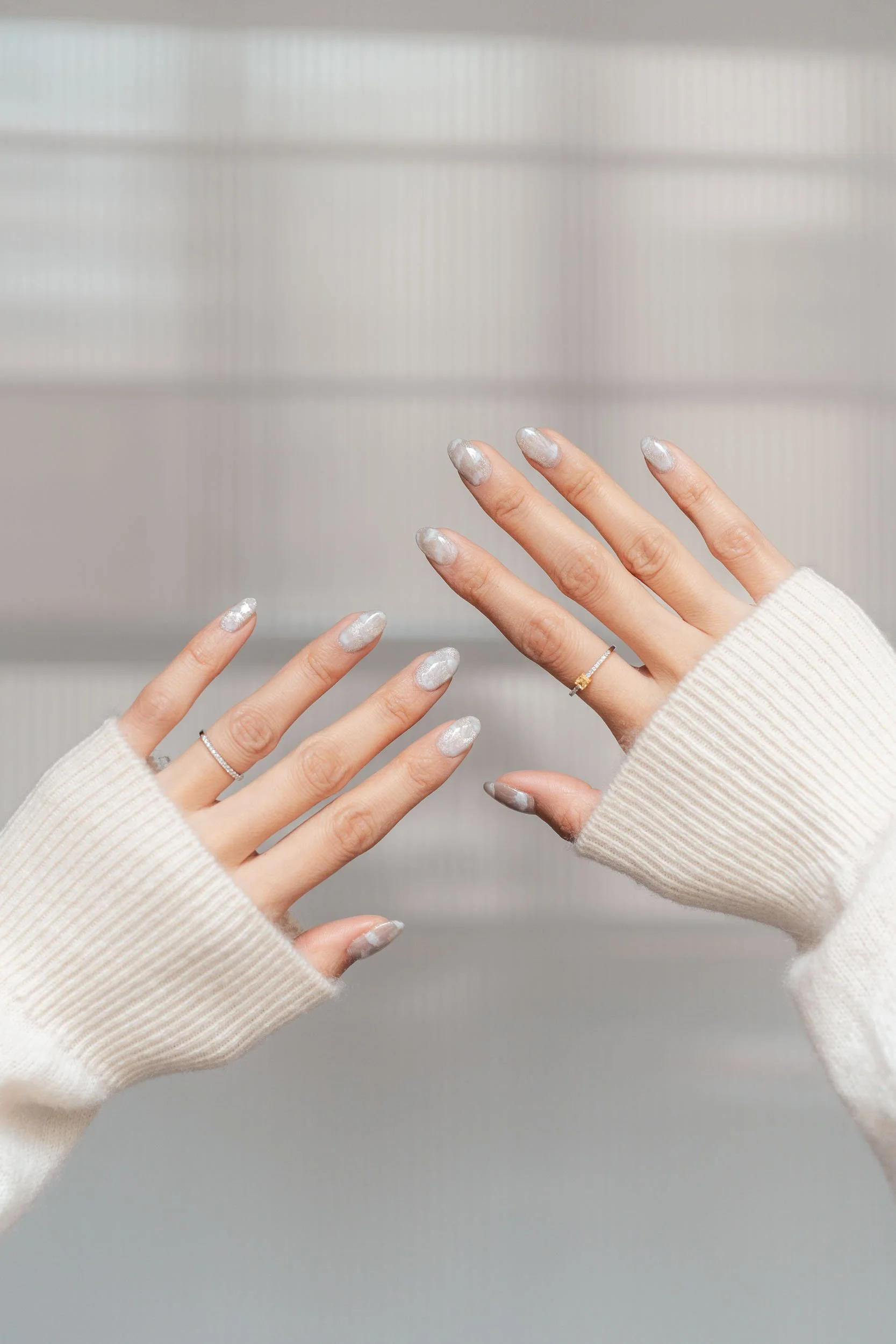 becoming-carmen-pantone-colour-of-the-year-2016-cloud-dancer-white-manicure-nails