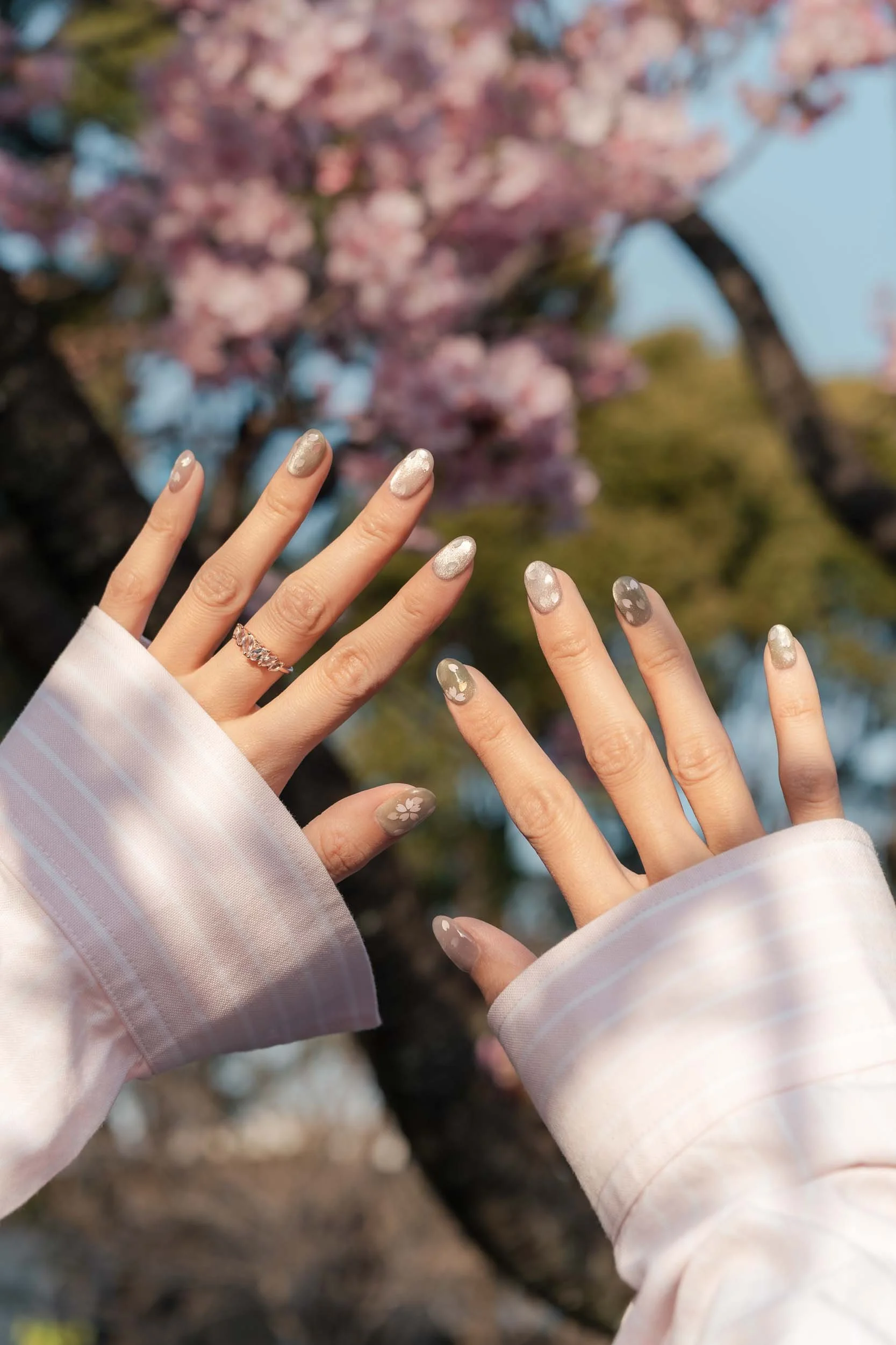 becoming-carmen-green-pink-cherry-blossom-sakura-spring-manicure-nails