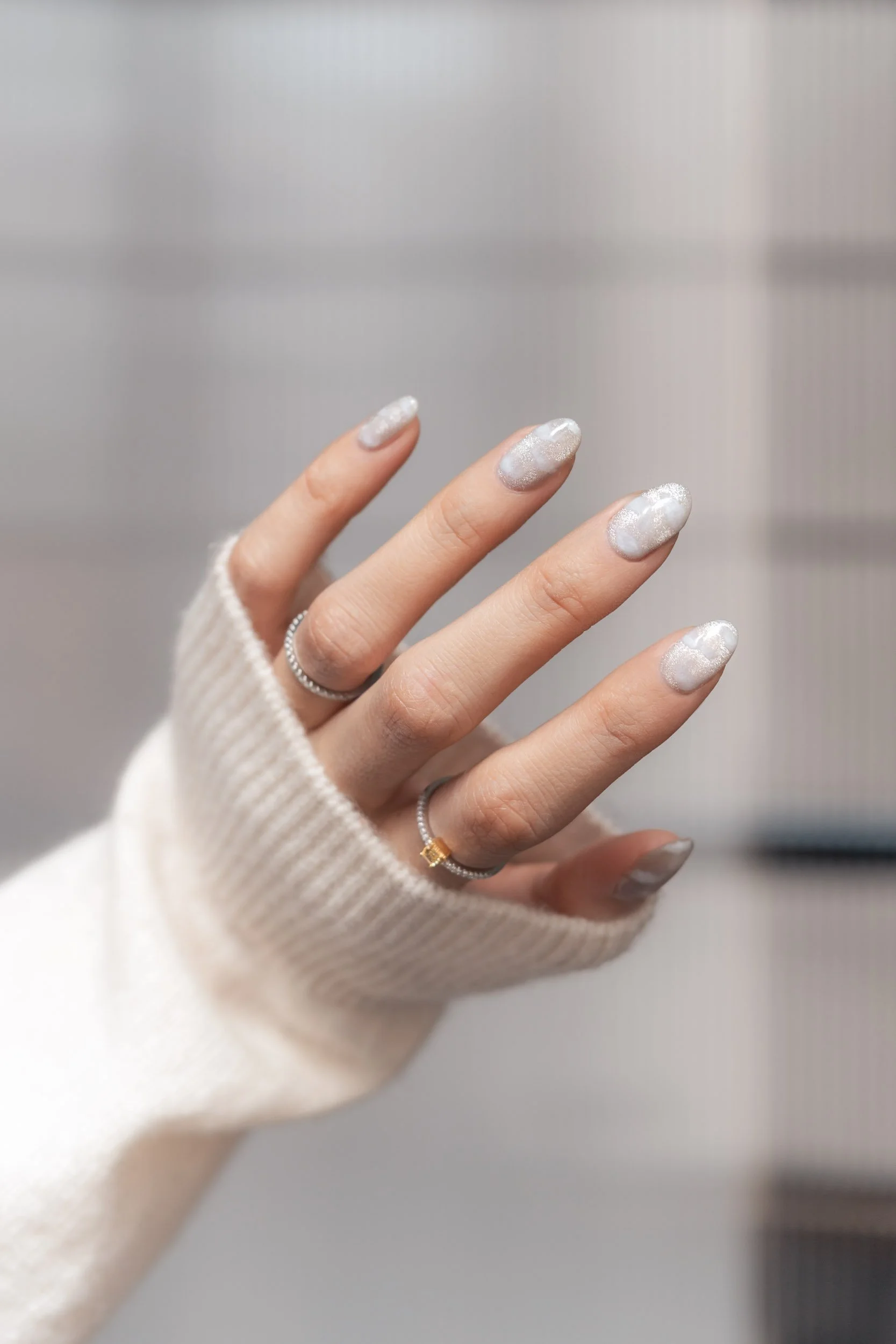 becoming-carmen-pantone-colour-of-the-year-2016-cloud-dancer-white-manicure-nails