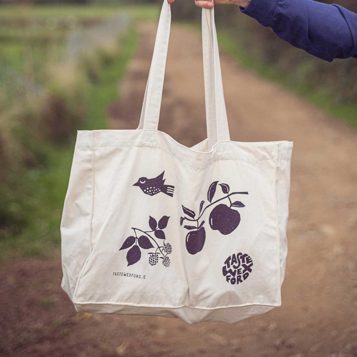 Bespoke illustrated organic cotton shopper bag 

Hand screen printed in Ireland using water-based inks, our bags are nice and big so you can use them for all sorts of trips, from shopping to swimming to foraging.

There are two designs to choose from