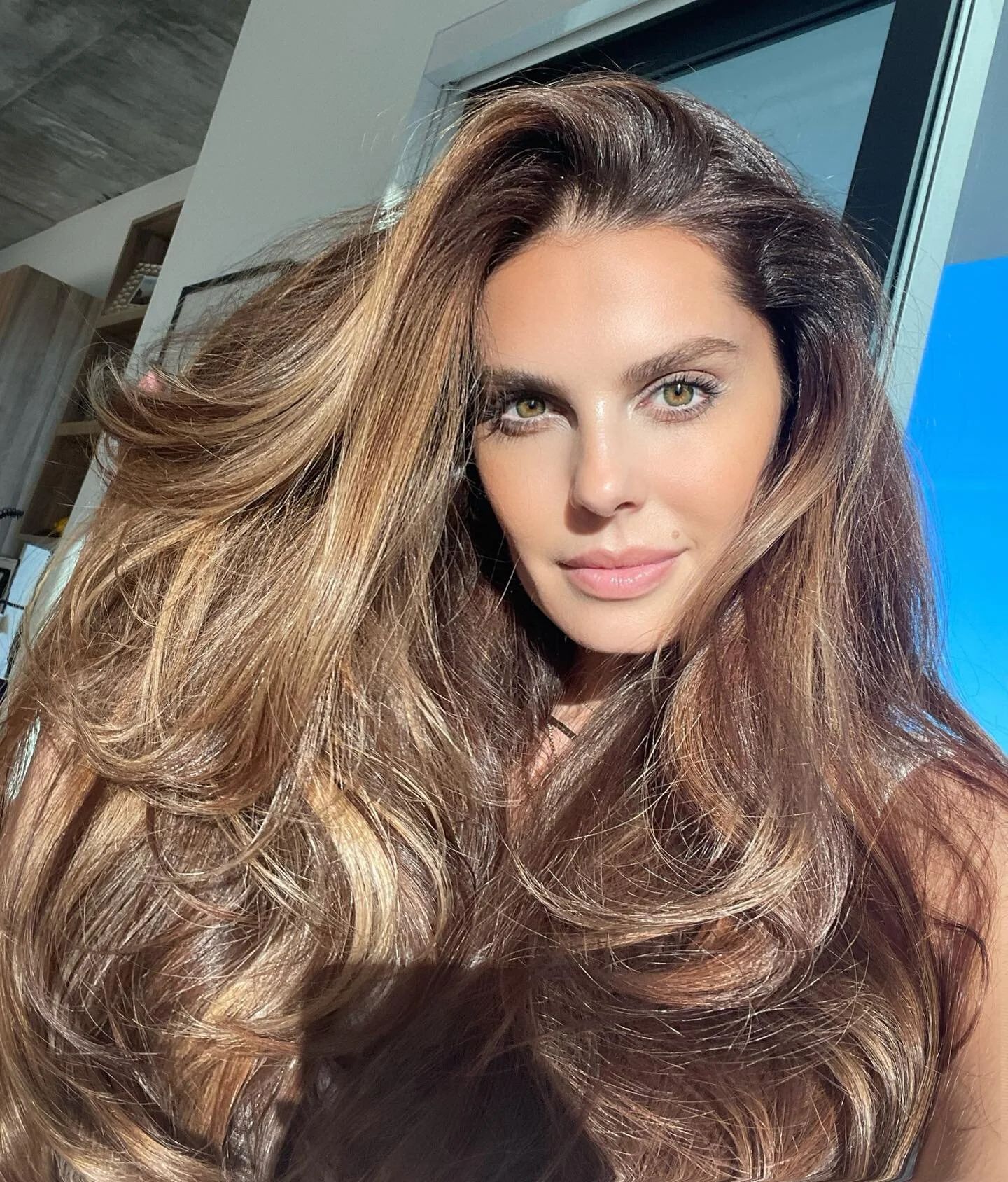 Blond for a hot min, because blonds have more fun 🤩😬🤭😉 #new #newhair by @anniehairofficial @savannamariesalon #blond #bruntteblonde #brunettewithatwist #grateful #hair #newstuff #bulgariangirl #miami #nofilter #wilheminamodels #hazeleyes #loveit 