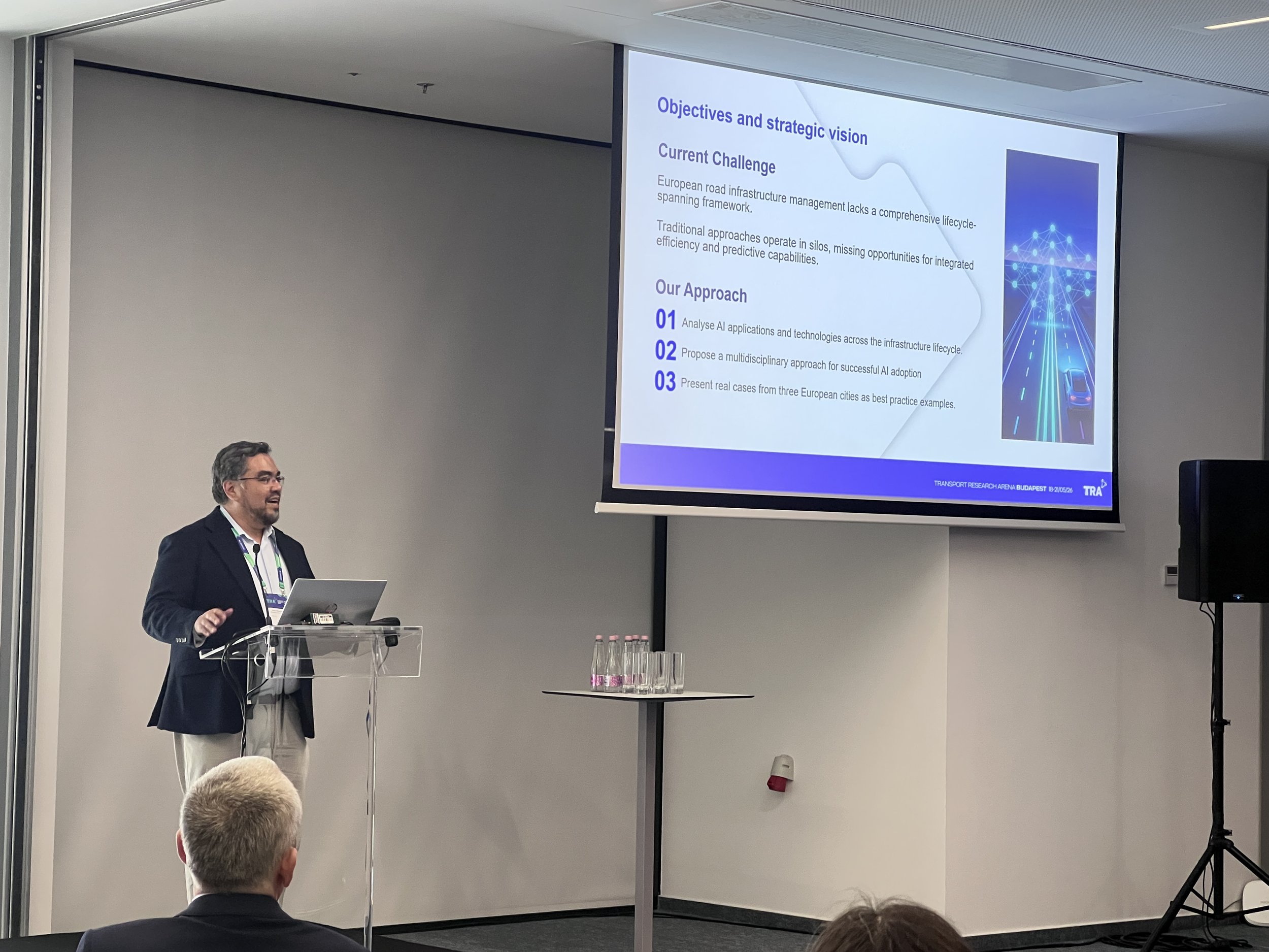 Jorge Alfonso Kurano presenting AI research on road infrastructure.