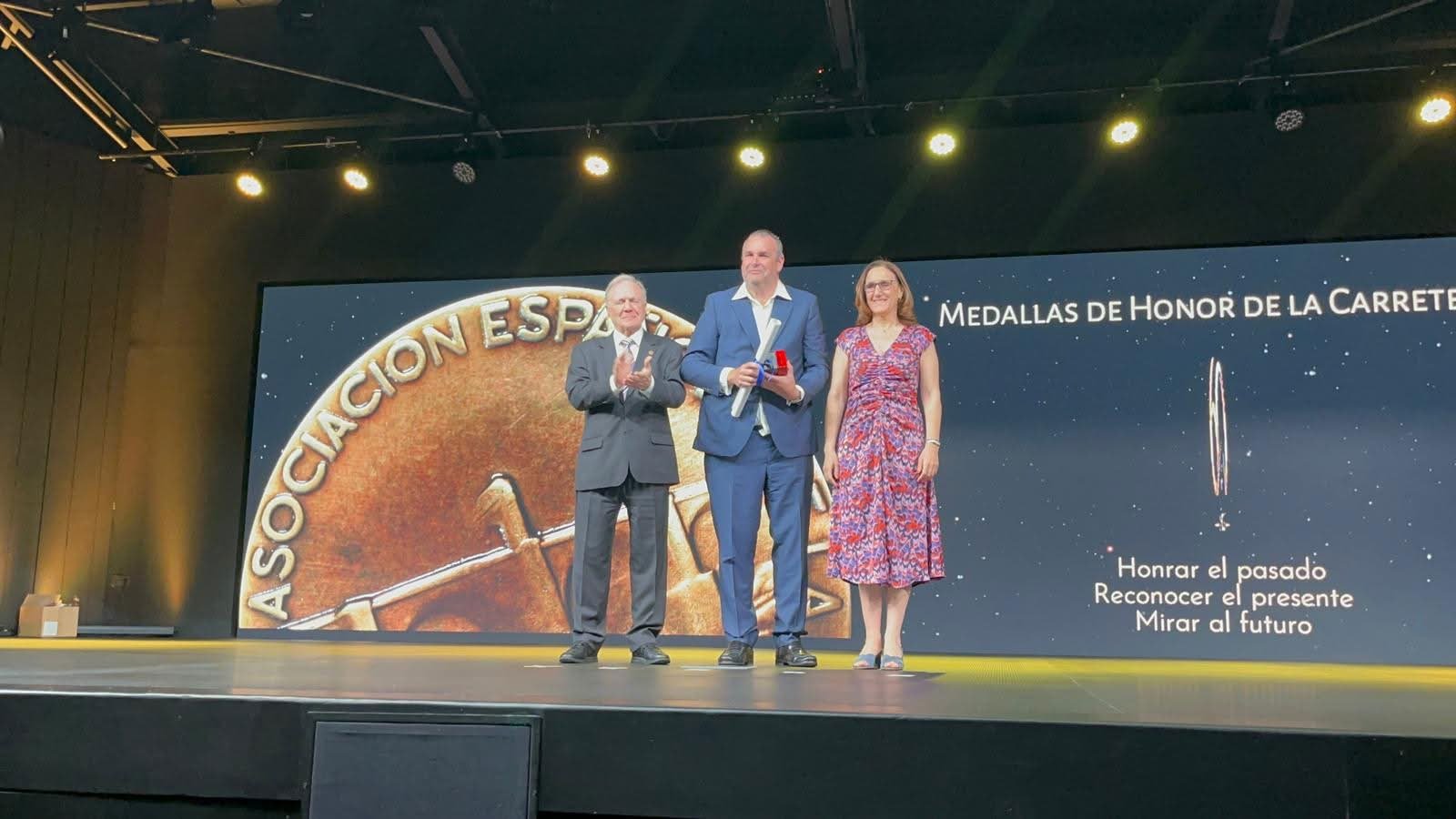SPANISH ROAD ASSOCIATION HONOURS STA PRESIDENT WITH GOLD MEDAL
