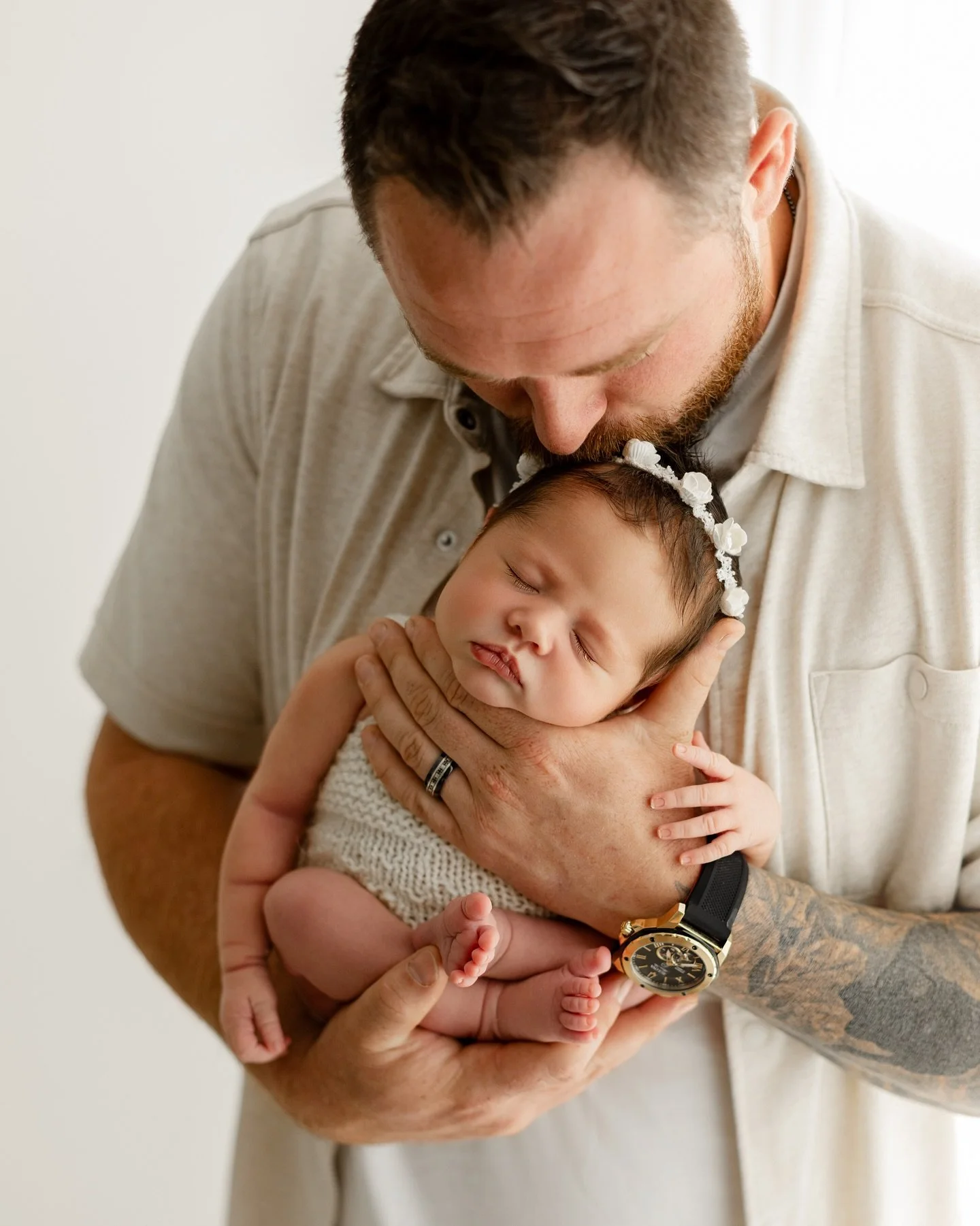 Absolutely obsessed with this 🤍

#newbornparentpose #newbornposing #newbornphotography #dadanddaughter #kitchenerphotographer
