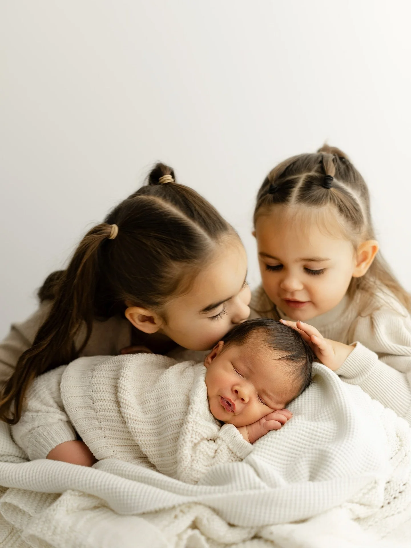 I&rsquo;ve now had the privilege of photographing all 3 of these sweet kiddos as babies, and this morning was baby brother&rsquo;s turn 🤍