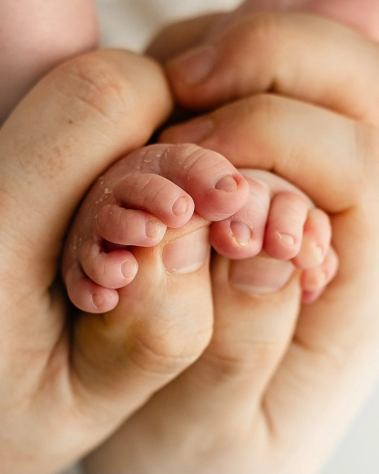 Just the cutest, curliest little toes 🤍