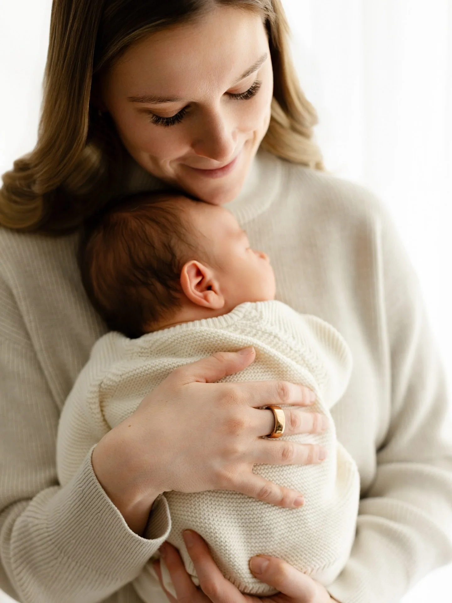 There is no feeling quite like the peace that washes over you when a new baby is sleeping nestled onto your chest 🤍