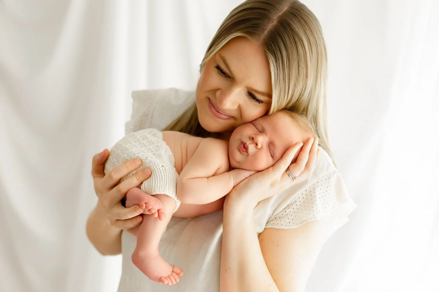 This morning&rsquo;s gorgeous mama snuggled up with her beautiful little babe 🫶🏼