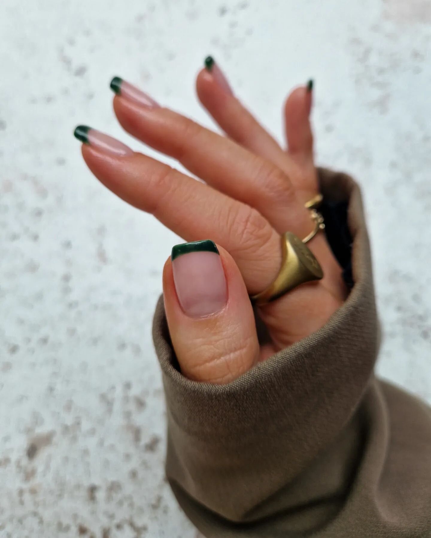 We love a colour French tip🫶🏻 I went for this deep green shade. It feels like a perfect transition shade into Spring, on this rainy weekend. What's your favourite colour French?
.
Want to recreate this look at home? 
💅 I used @myleebeautyofficial 