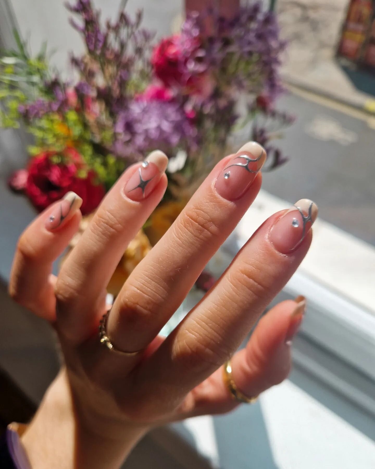 Treated myself to a tribal chrome manicure ⛓️⚡️☁️ the soft vanilla cream French tips and @myleebeautyofficial crystals to finish off the look 🥹✨️
.
#nailsuk #nailartist #metallicnails  #chromenails #nailitdaily #nailinspo #tribalnails #nailpro #nail