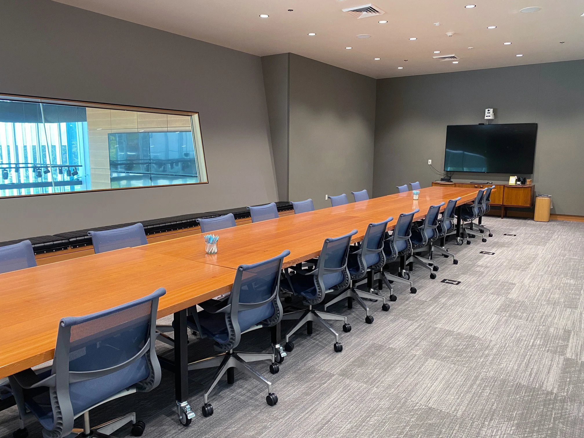 conference_table_02.jpeg