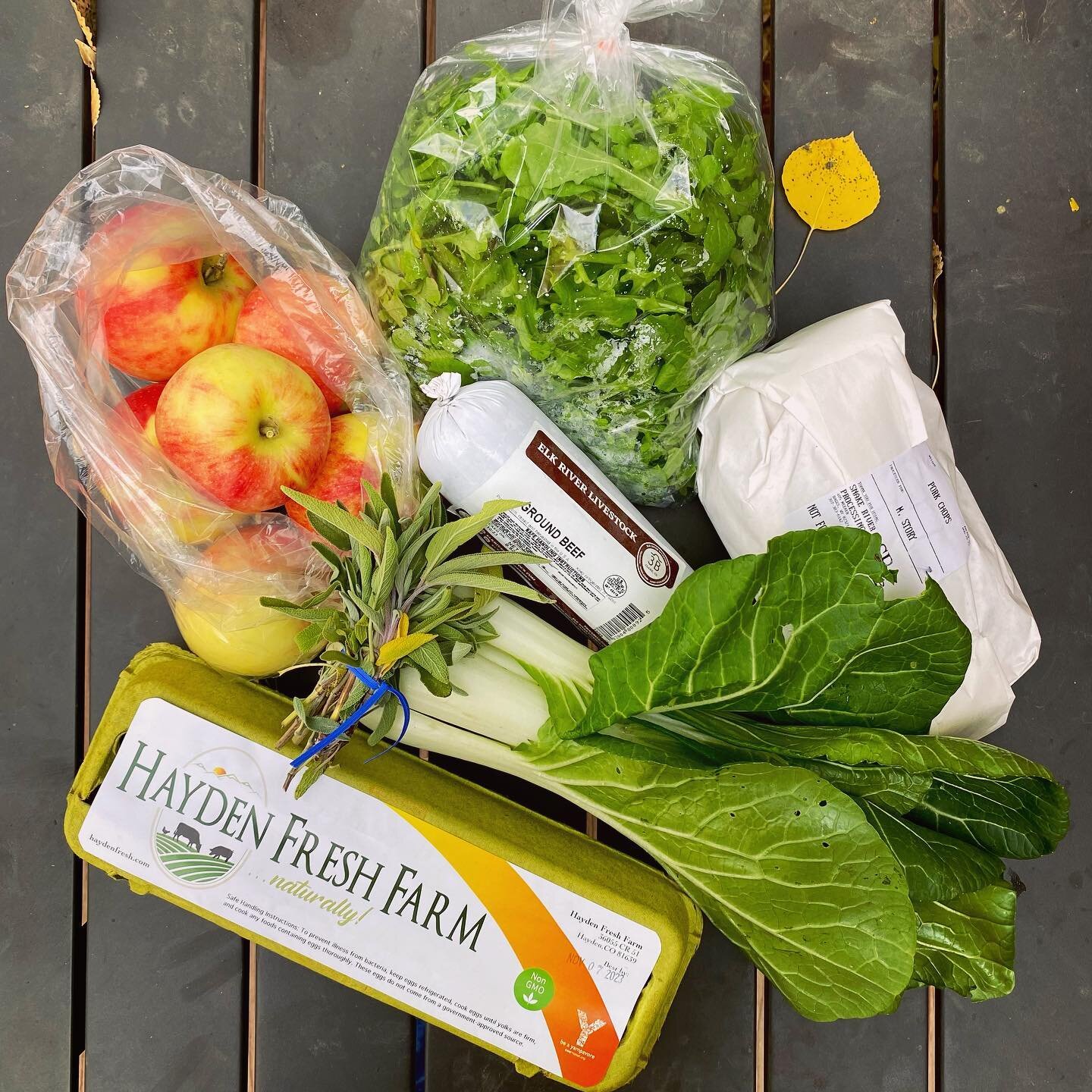 🥳Fall CSA Box WEEK ONE🥳
&bull;Topp Fruits Jonagold Apples
&bull;Mountain Bluebird Farm Arugula &amp; Bok Choy
&bull;Murr Made Meats Pork Chops
&bull;Hayden Fresh Farm Eggs
&bull;Elk River Livestock Ground Beef
&bull;Two Roots Farm Mini Herb Bundle
