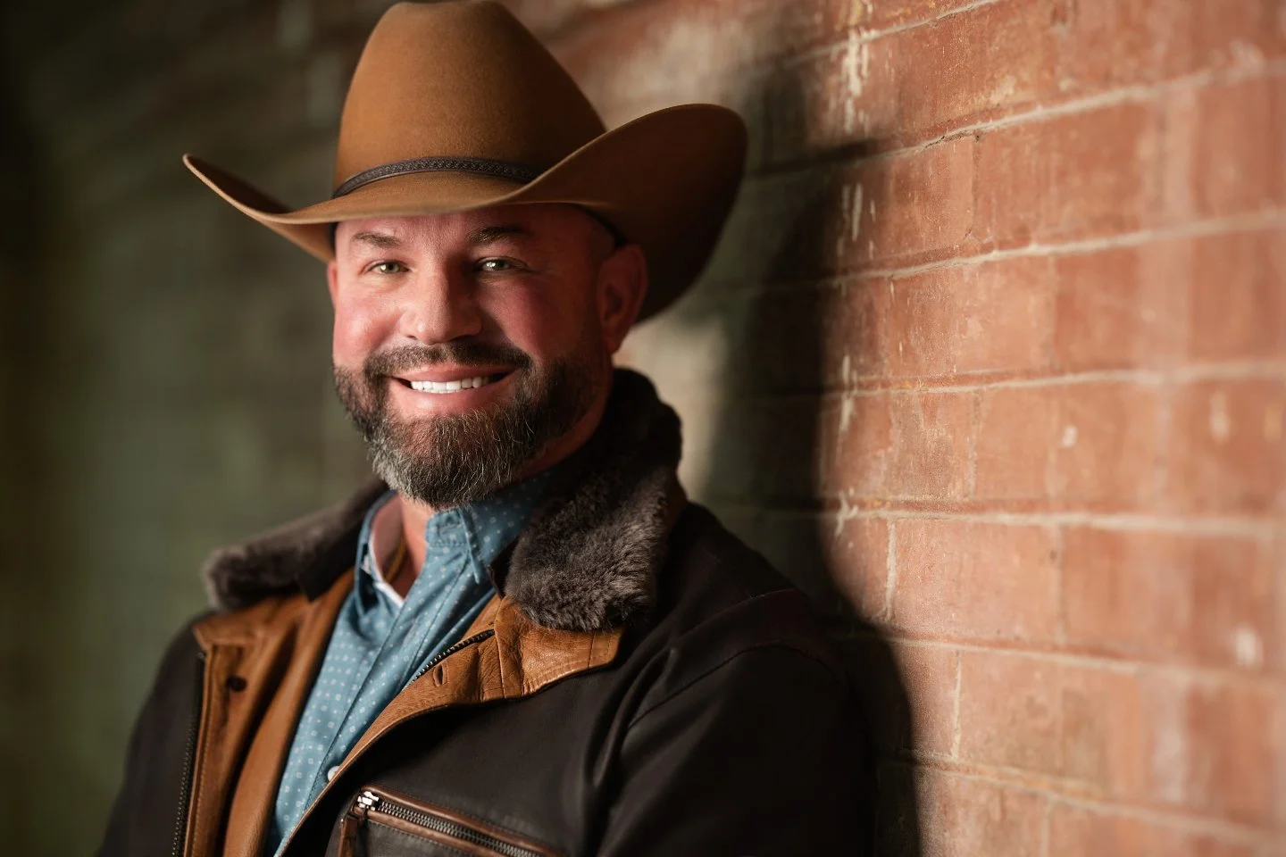 The Trolley Studio creates modern, authentic dating portraits for professionals who want to stand out online. Whether it&rsquo;s for Hinge, Bumble, or Match, our sessions are designed to capture confidence, approachability, and personality &mdash; he