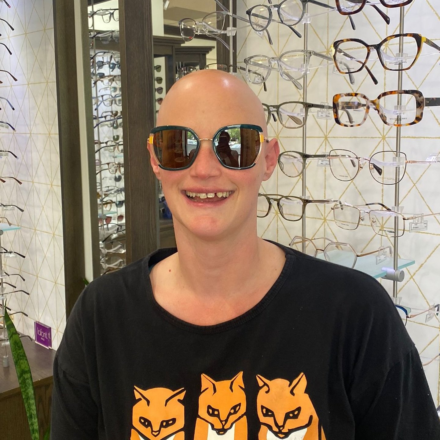 This #FunFrameFriday, we are featuring our beautiful friend, Lindsay, who was ready to switch things up from her go-to cat eye, and @fyshuk delivered with their modern shapes and colour palettes.
Thank you, Lindsay, for shopping local at Royal City