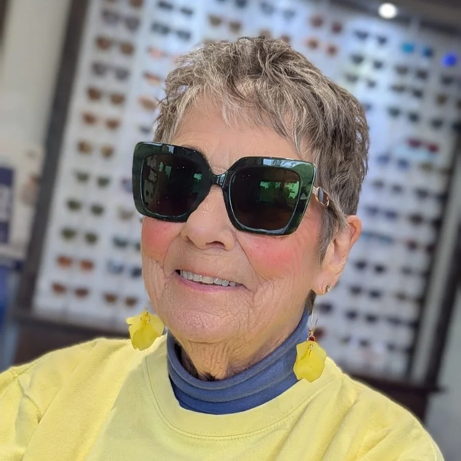 Here comes our ray of sunshine, Sally!βοΈ
Sally was looking for a new pair of sunglasses and she knew exactly what she wanted: big, bold and comfortable!  As soon as she tried on this gorgeous emerald green pair by @fyshuk, she knew she had found β¨th