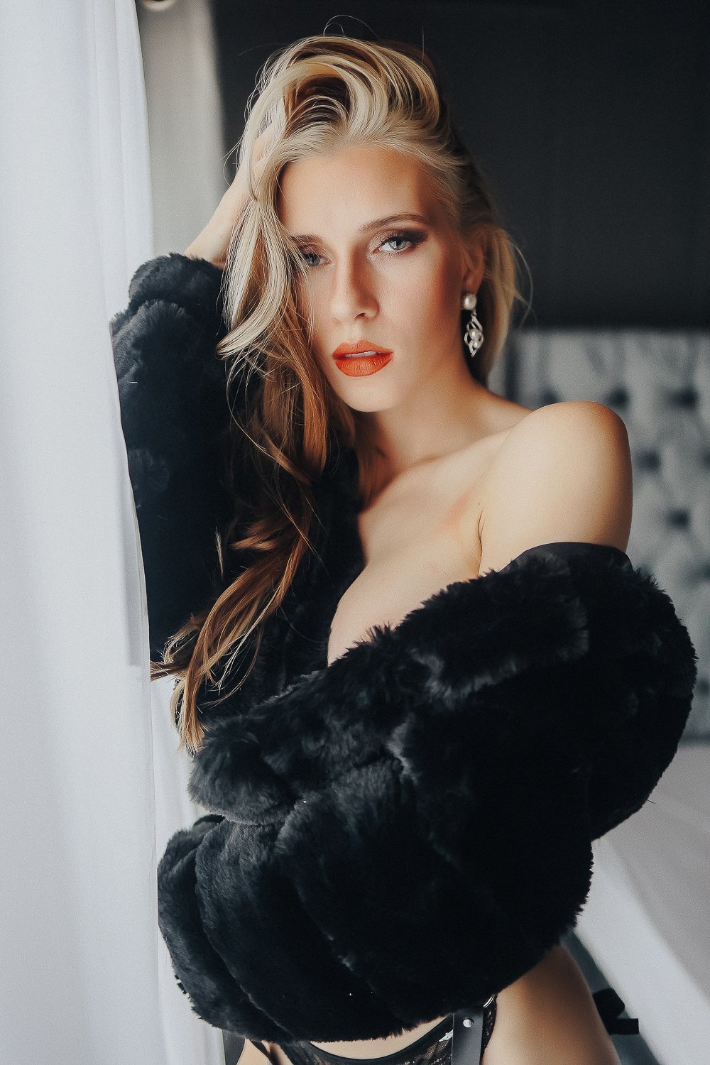 boudoir photos using a fur coat