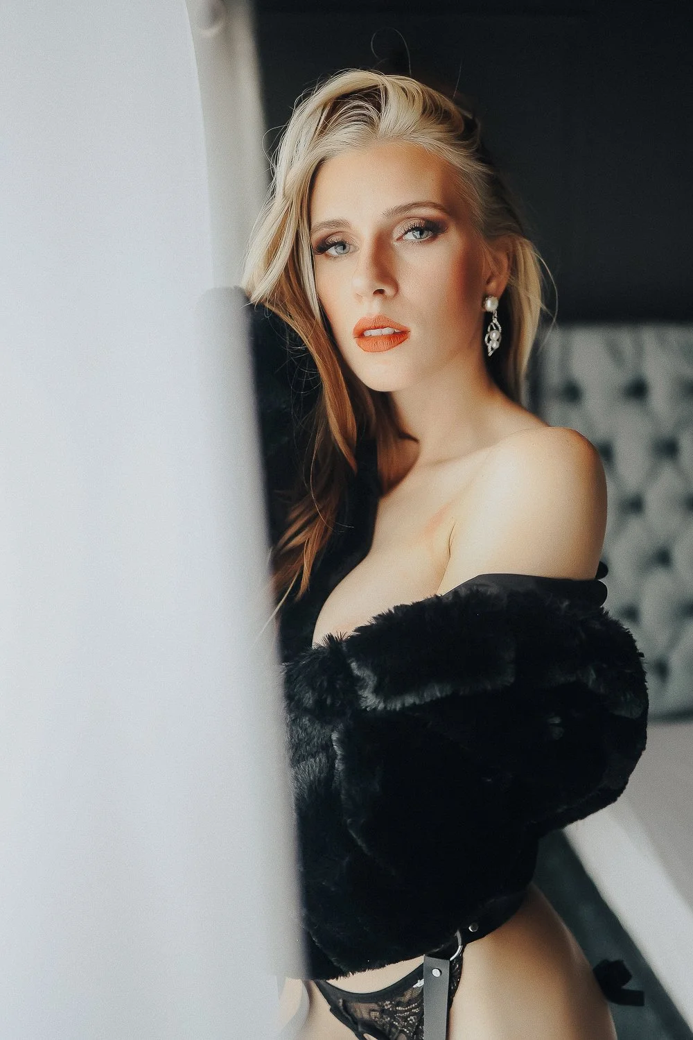 boudoir photos using a fur coat