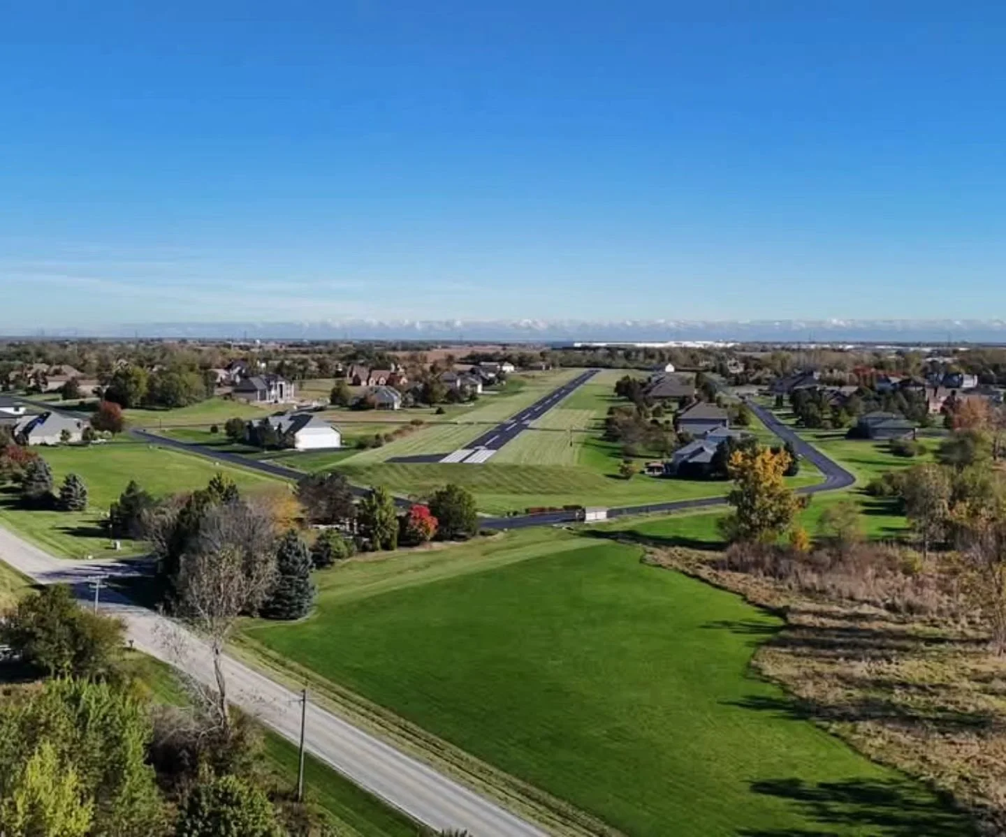 Meadow Creek Airpark 🛬 I was on a shoot yesterday and came across this cool private air strip! 

#meadowcreekairport #moneeillinois #privateairport #part107certified #droneoperator #viewsfromthetop