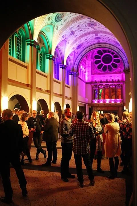 Ett mingelevent i en 1100-talskatedral i Windsor, Storbritannien.