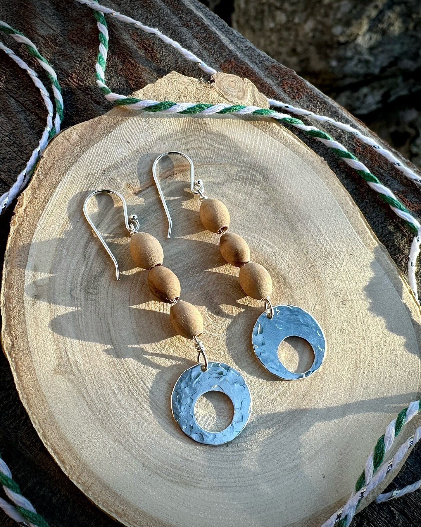 Olive wood and silver drop earrings, now listed on my site! Remember to visit my site directly, not my IG shop (it&rsquo;s not updating correctly 😩).
Coupon code TGIVINGHOLIDAY25 for 25% off orders of $75 or more!